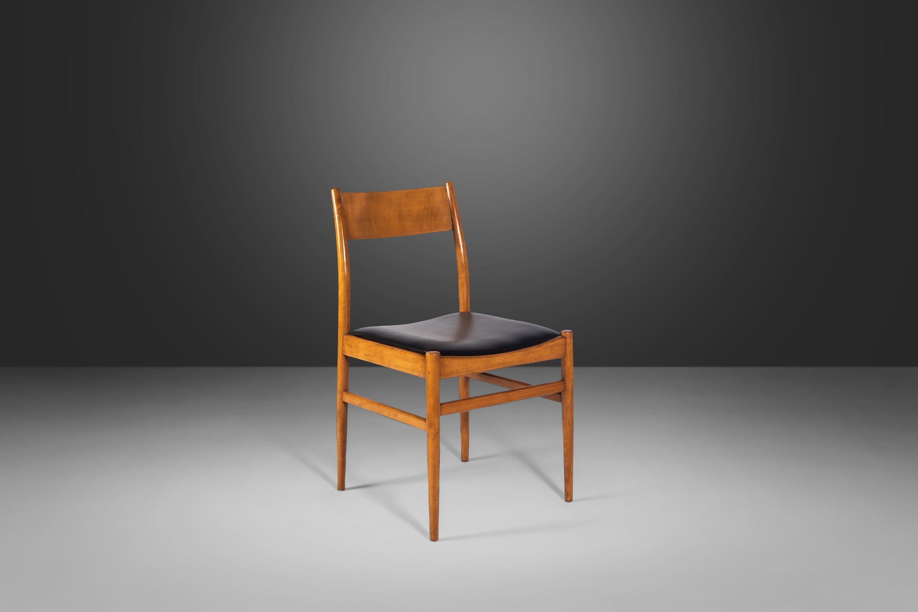 Elegante, ben costruito e splendente nella ricca tonalità del legno di quercia miele. I sedili sono rivestiti in vinile nero originale e poggiano su una solida struttura in Oak. Circa. 1960s.

---Dimensioni

Larghezza: 18,5 in / 46,99 cm
Profondità: