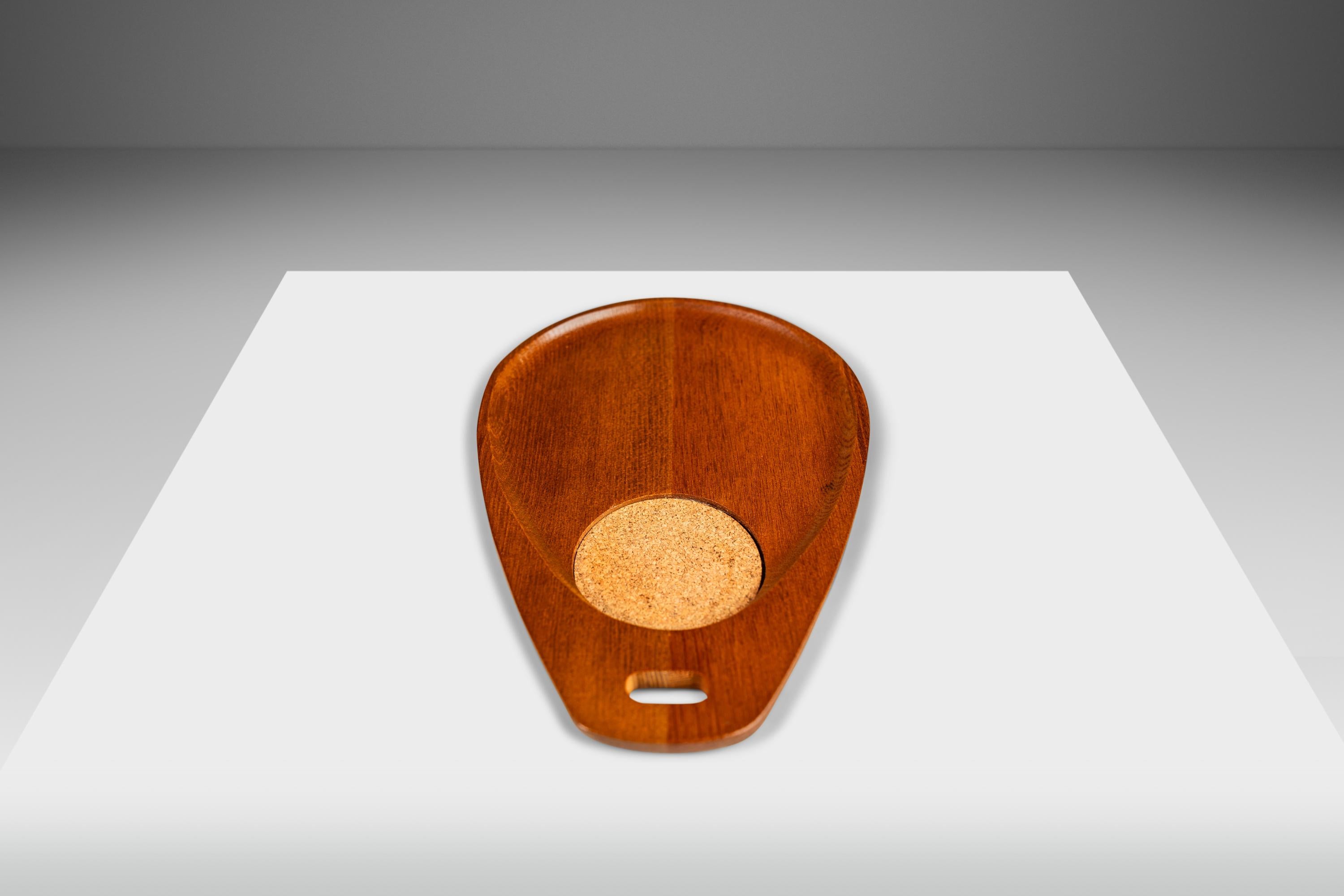 Set of Four (4) Mid-Century Modern Serving Trays in Solid Teak, Japan, c. 1970's For Sale 5