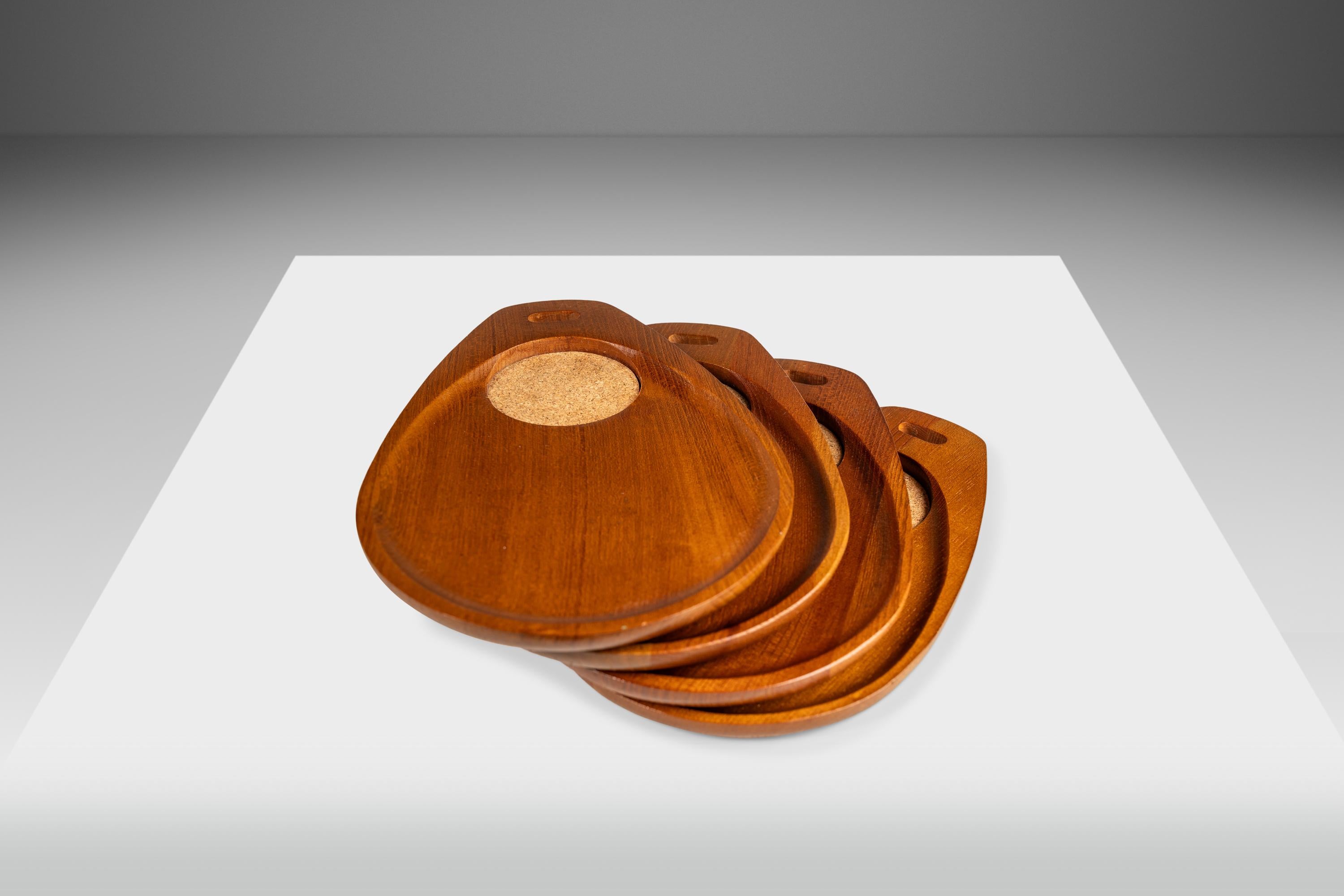 Set of Four (4) Mid-Century Modern Serving Trays in Solid Teak, Japan, c. 1970's For Sale 4