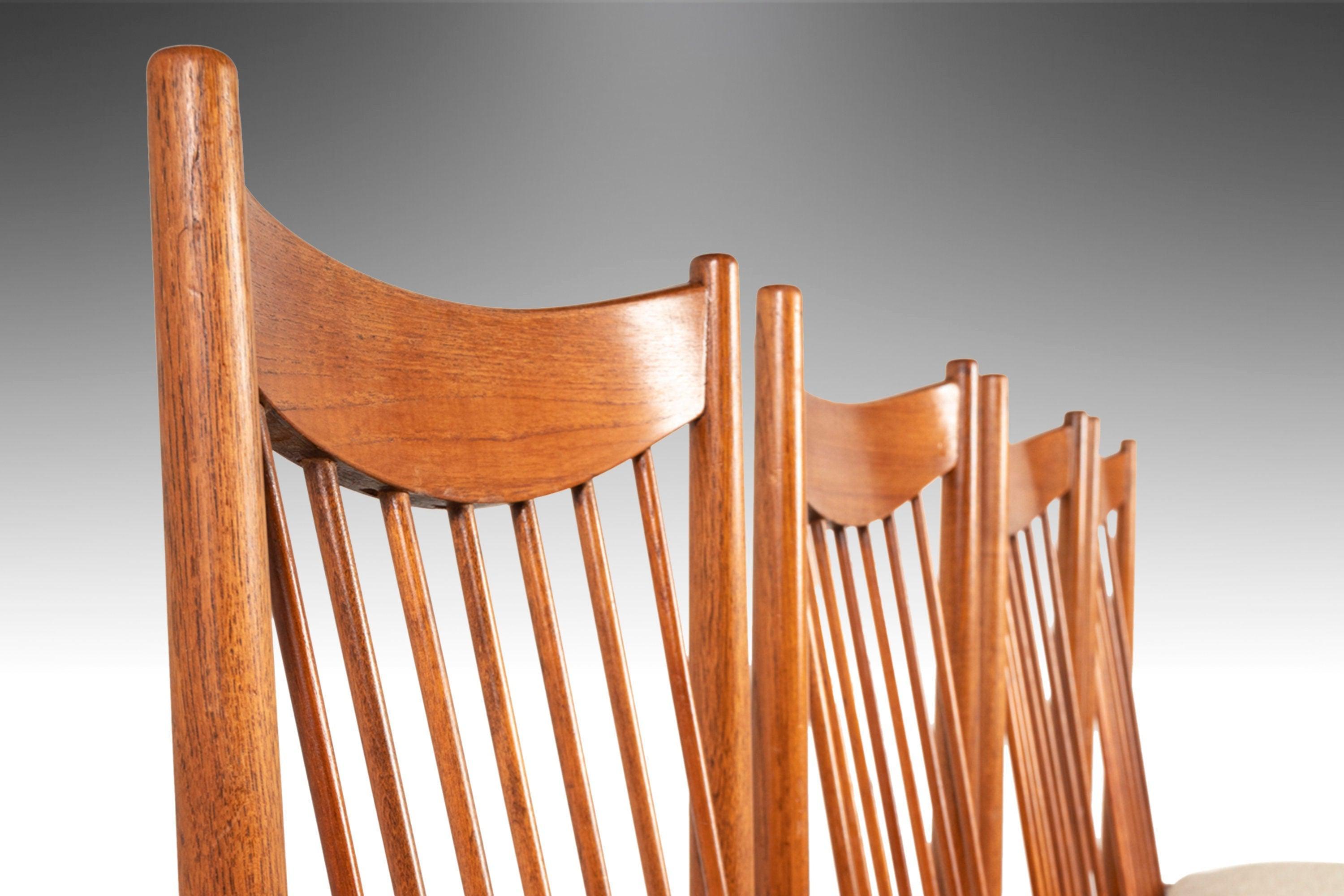 Alliant confort et beauté, cet ensemble de chaises de salle à manger modèle 422, conçu par le célèbre Arne Vodder au milieu des années 60, est un superbe exemple de design minimaliste danois. Construit en teck massif et doté de goujons fins et