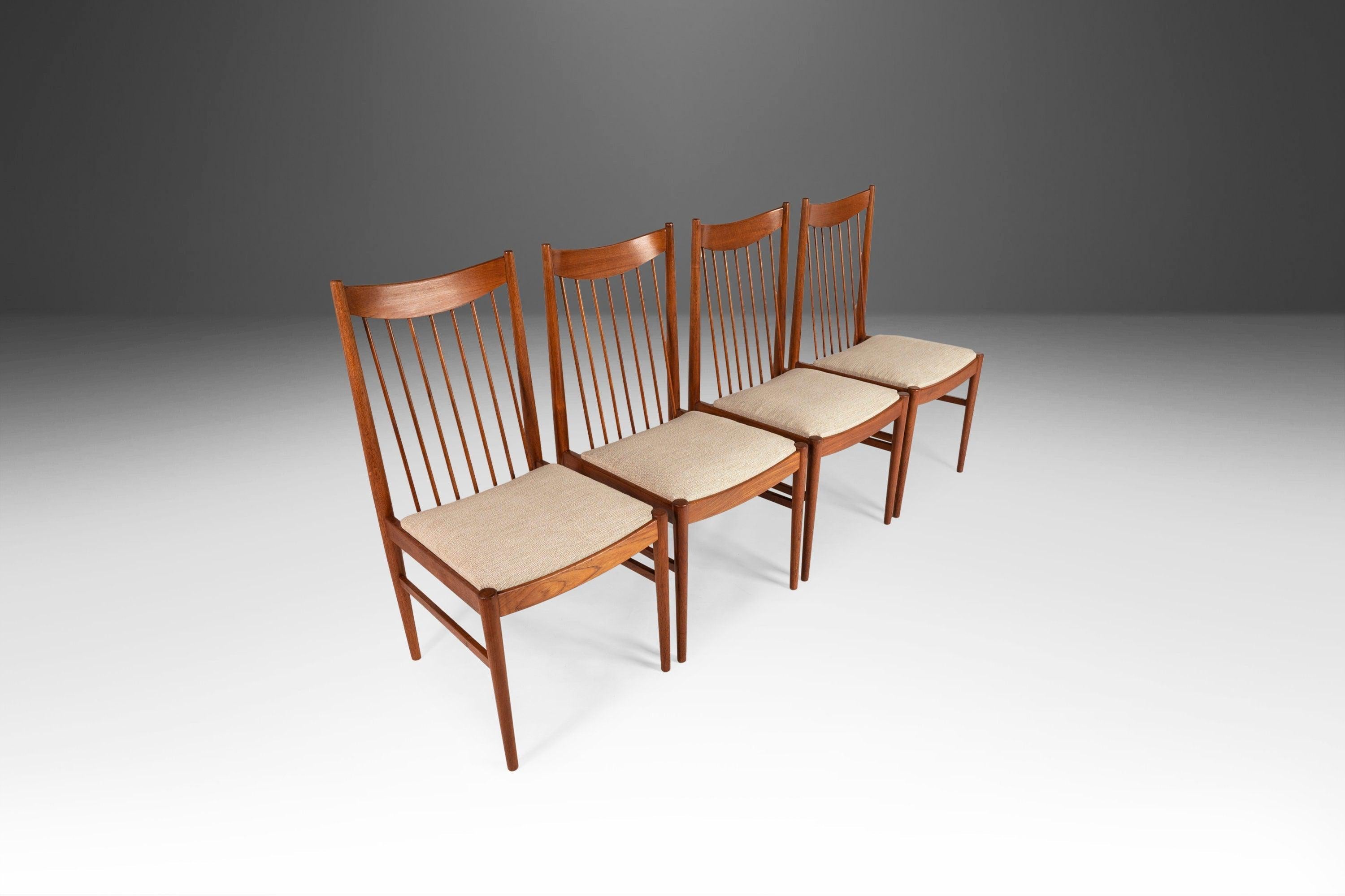 Scandinave moderne Ensemble de quatre chaises de salle à manger à dossier fuselé, modèle 422, par Arne Vodder pour Sibast en vente