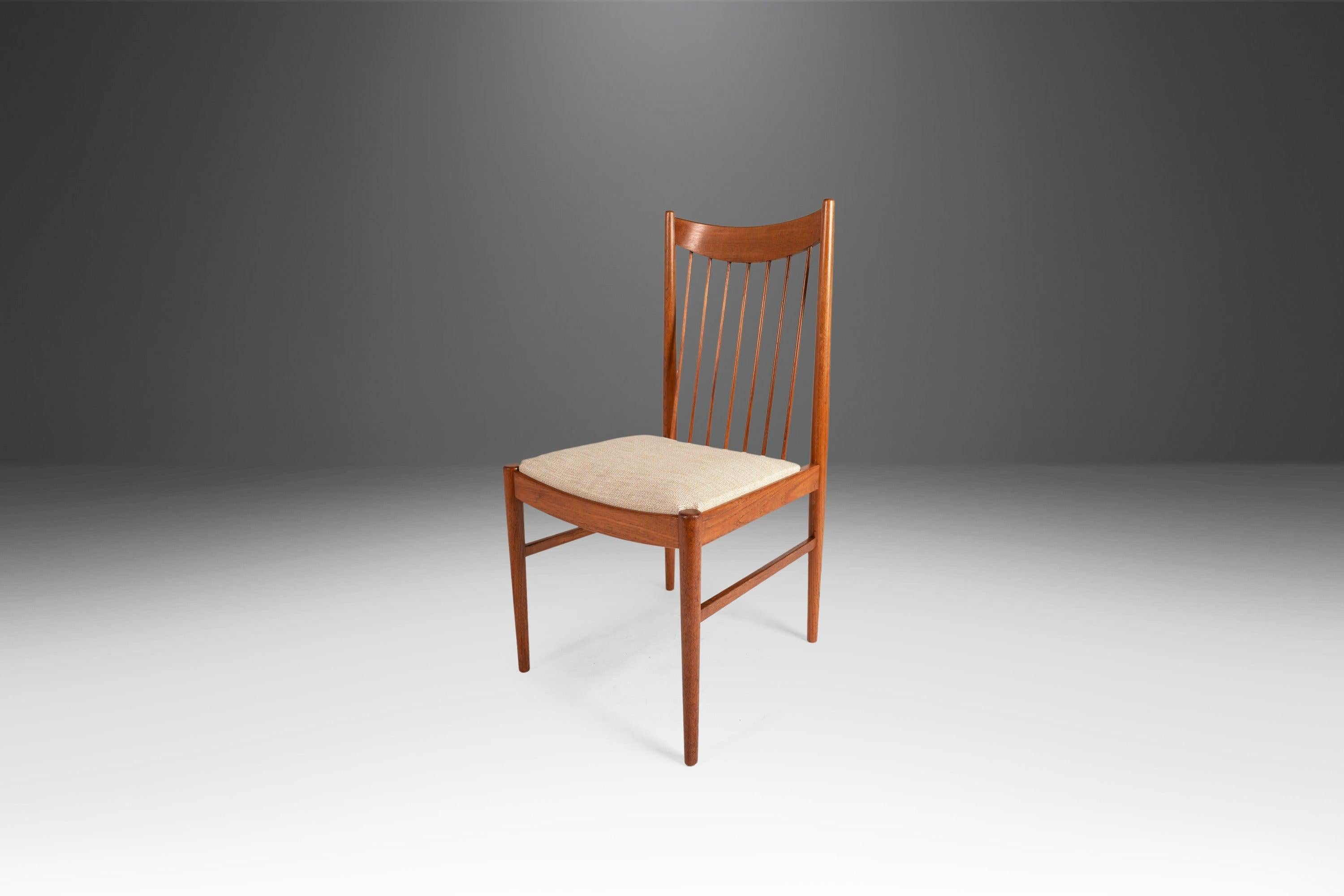 Danois Ensemble de quatre chaises de salle à manger à dossier fuselé, modèle 422, par Arne Vodder pour Sibast en vente