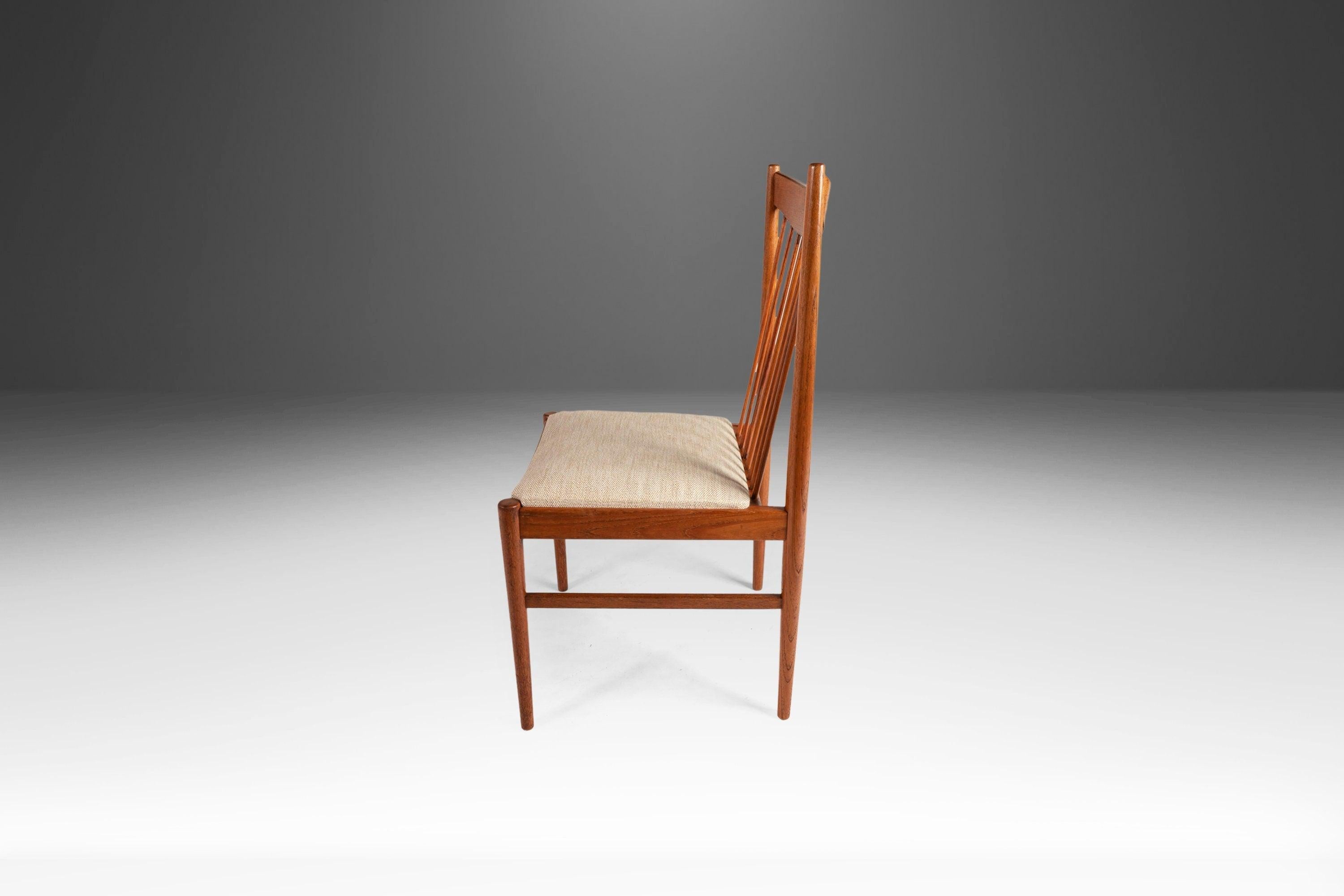 Ensemble de quatre chaises de salle à manger à dossier fuselé, modèle 422, par Arne Vodder pour Sibast Bon état - En vente à Deland, FL