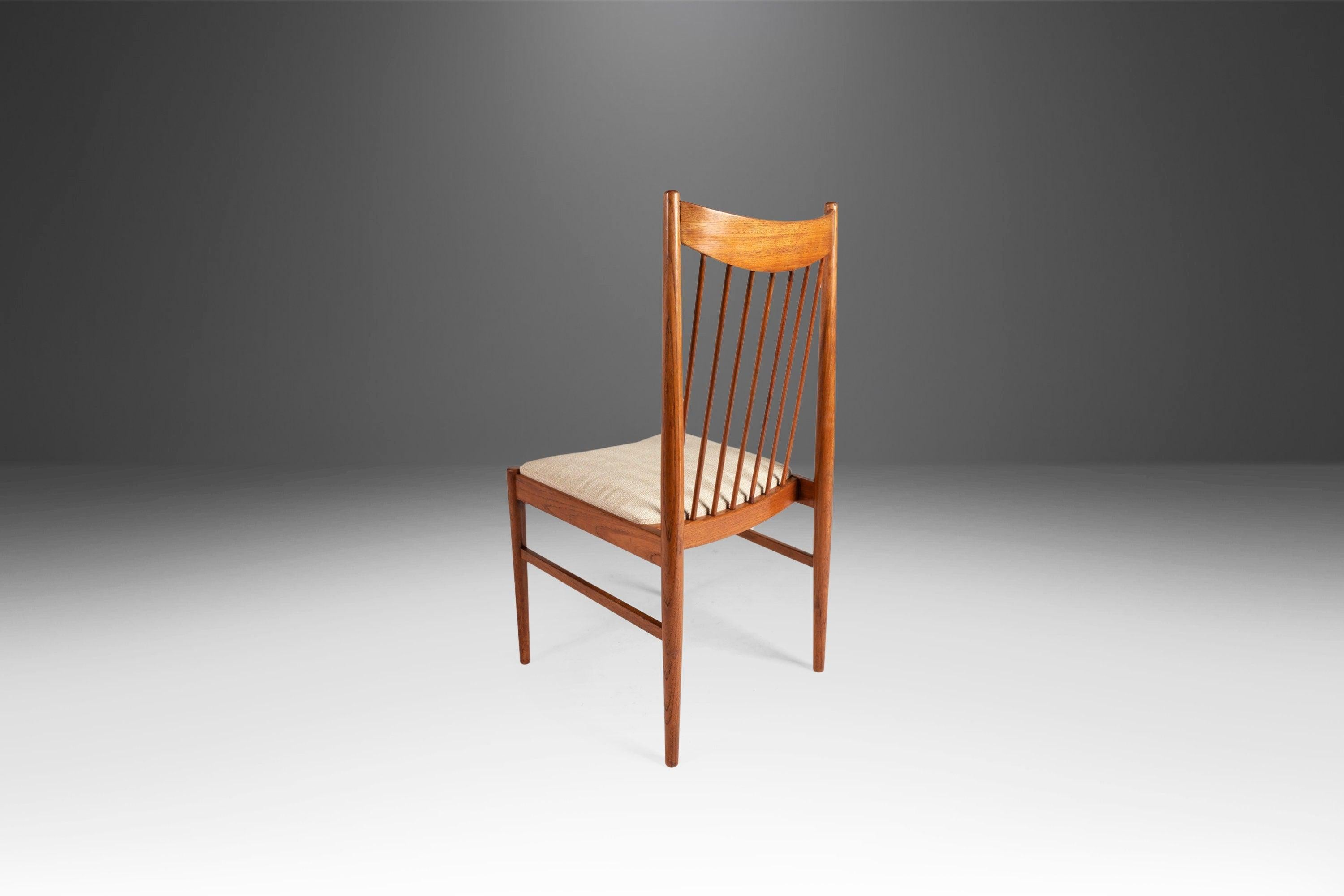 Mid-20th Century Set of Four '4' Model 422 Spindle-Back Dining Chairs by Arne Vodder for Sibast For Sale
