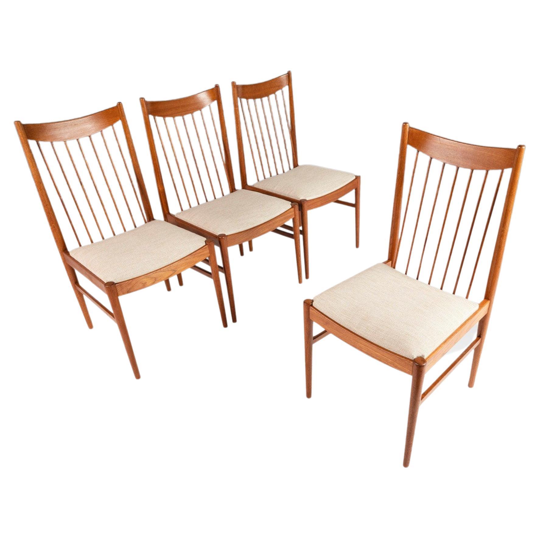 Set of Four '4' Model 422 Spindle-Back Dining Chairs by Arne Vodder for Sibast For Sale