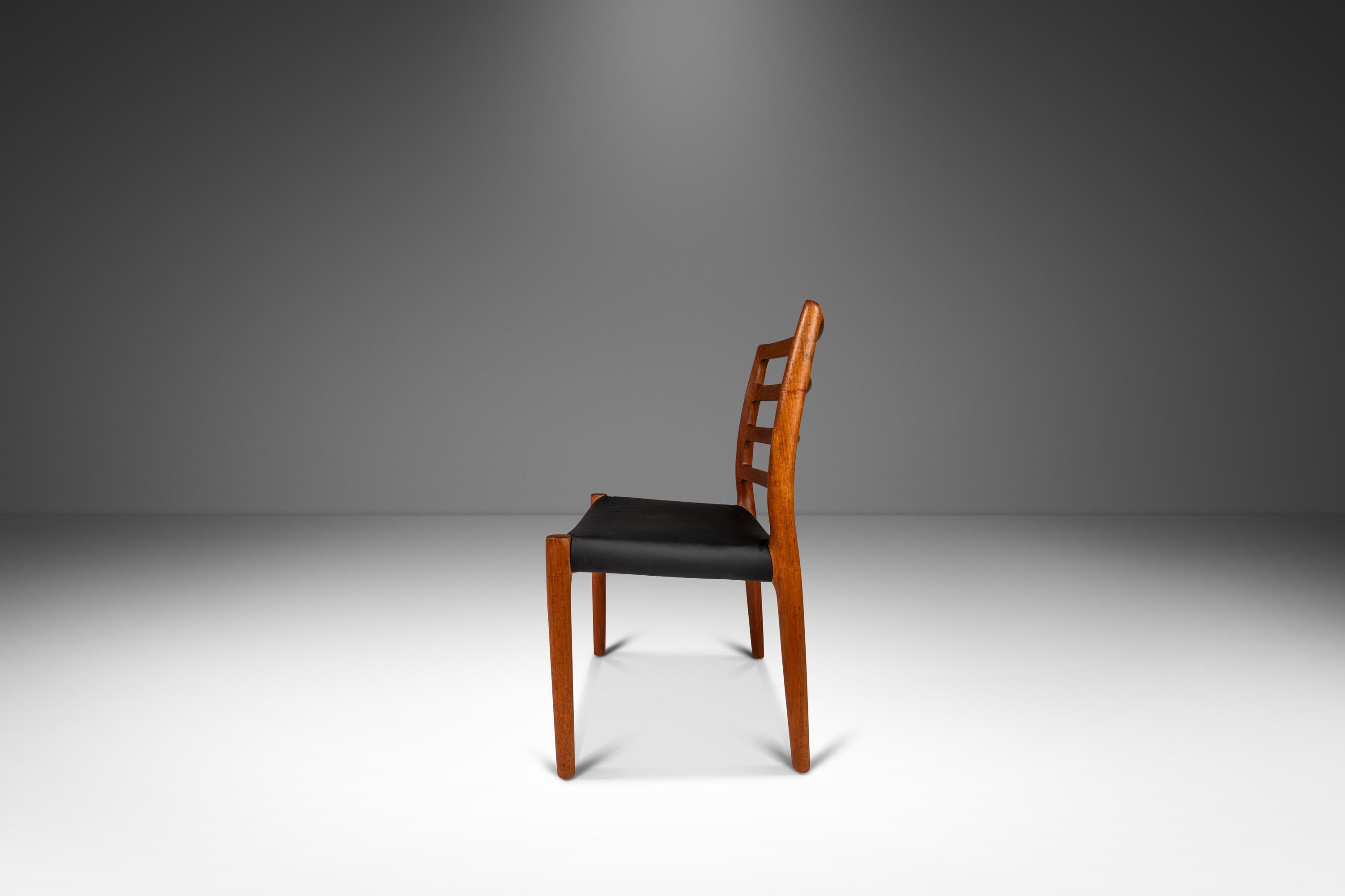 Mid-Century Modern Ensemble de quatre chaises de salle à manger à dossier échelonné 4 Model 85 par Niels Møller pour J.L. Møller en vente