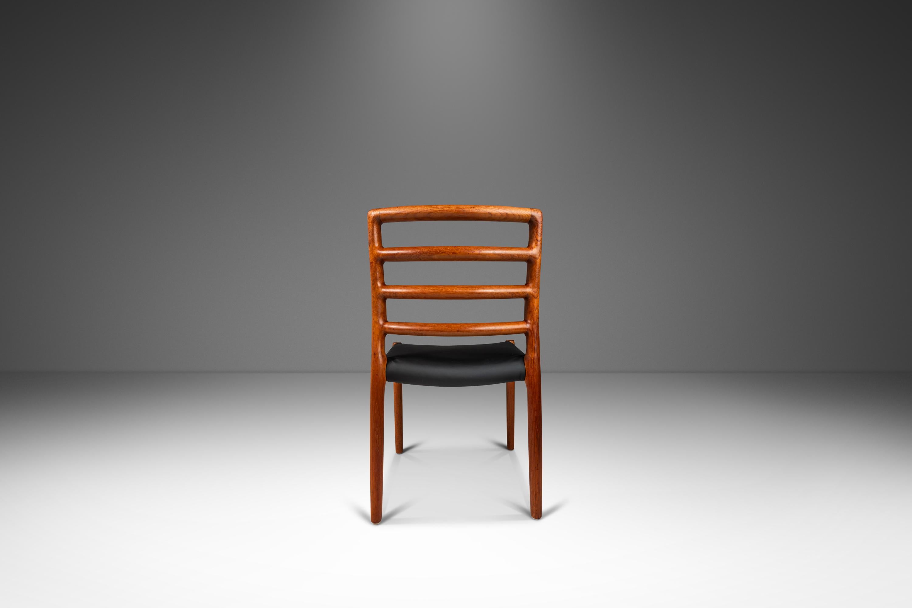 Ensemble de quatre chaises de salle à manger à dossier échelonné 4 Model 85 par Niels Møller pour J.L. Møller Bon état - En vente à Deland, FL