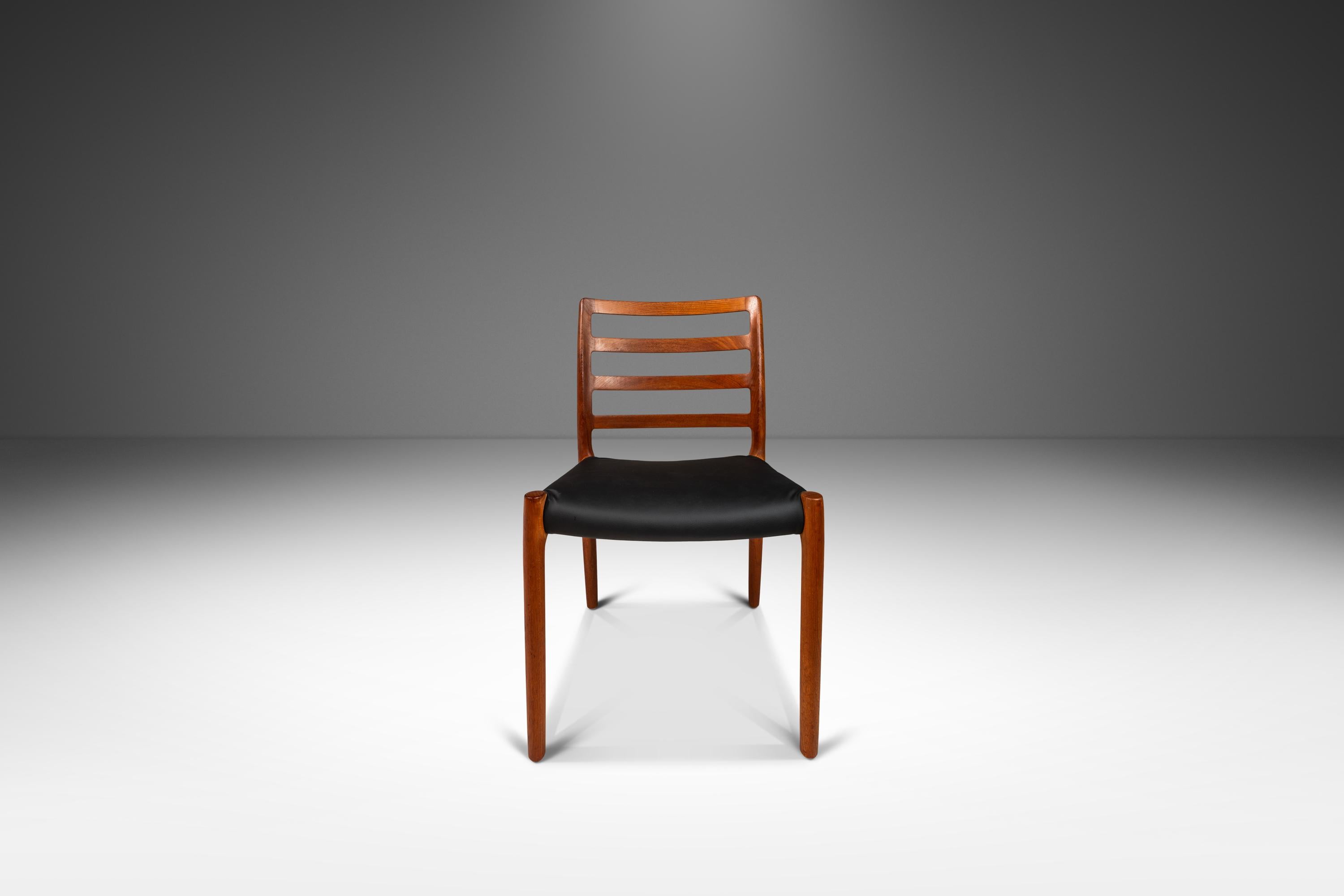 Fin du 20e siècle Ensemble de quatre chaises de salle à manger à dossier échelonné 4 Model 85 par Niels Møller pour J.L. Møller en vente