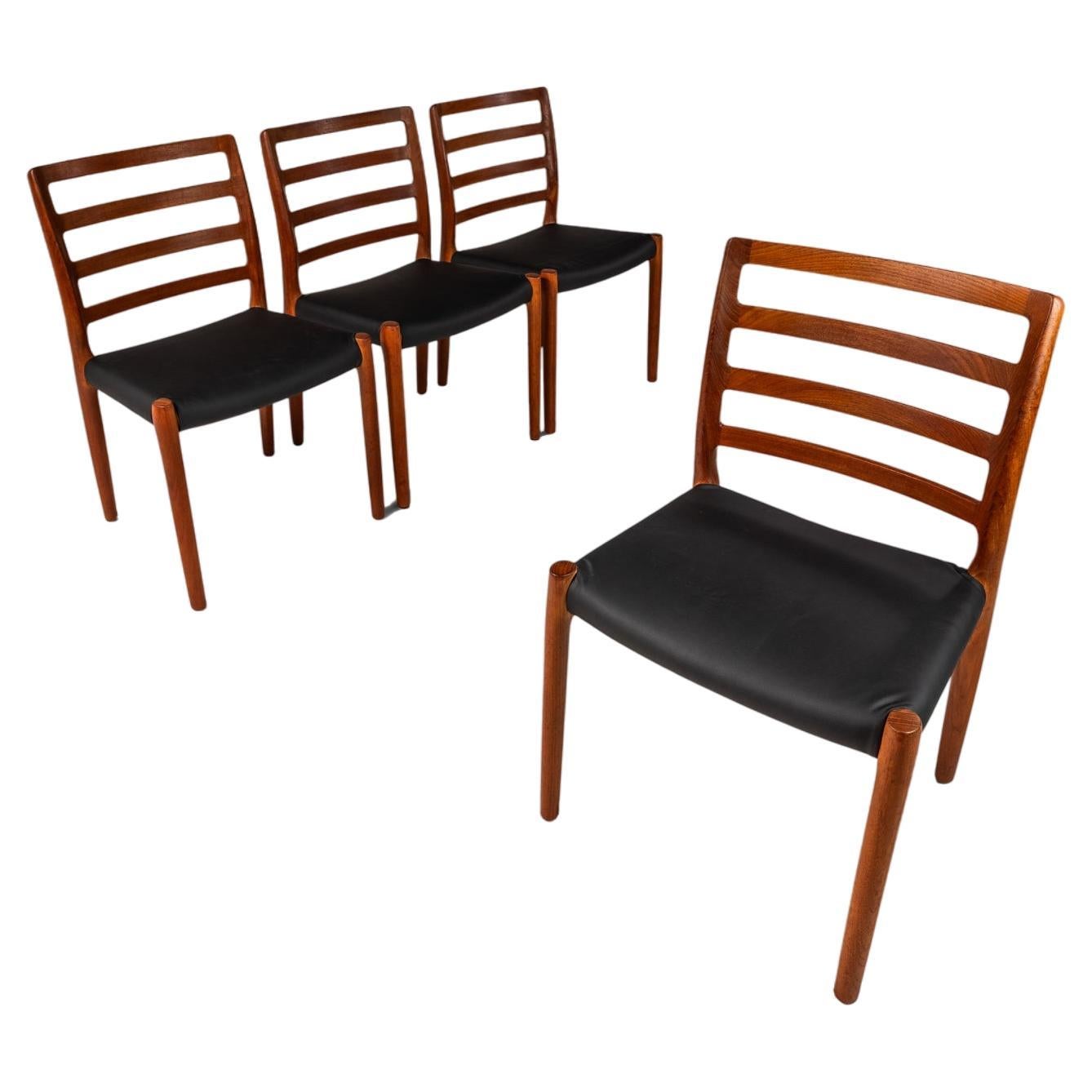 Ensemble de quatre chaises de salle à manger à dossier échelonné 4 Model 85 par Niels Møller pour J.L. Møller en vente