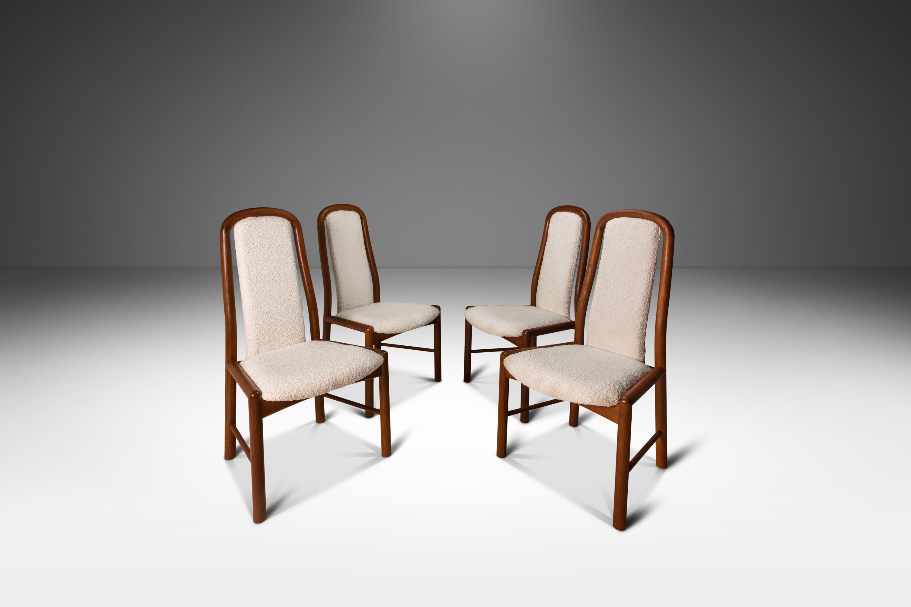 Voici un ensemble de quatre chaises de salle à manger de luxe qui incarnent l'essence du design scandinave. Conçues par Benny Linden, ces chaises sont la combinaison parfaite de la fonction et de la forme, s'inspirant à la fois d'Uldum Møbelfabrik