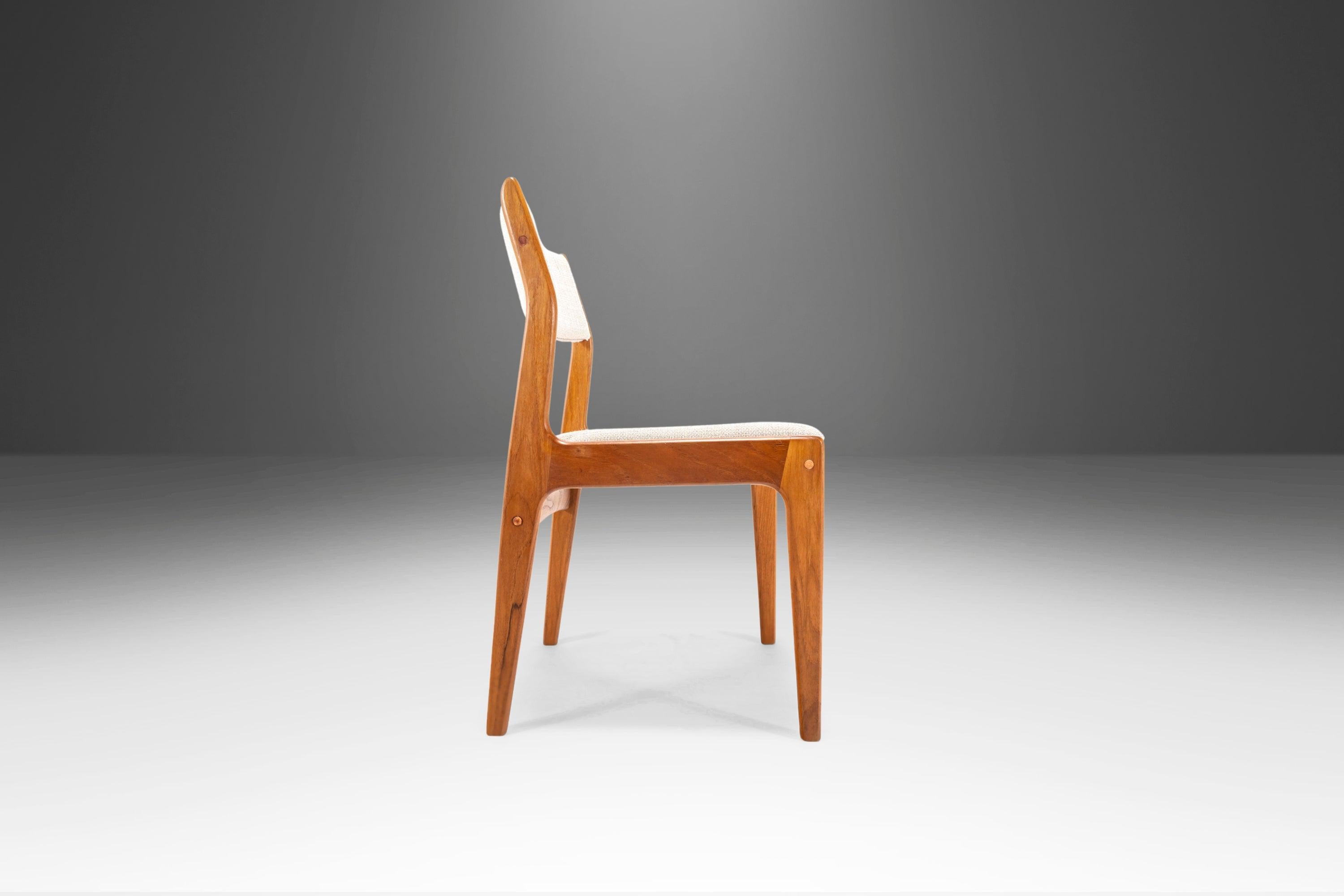 Singaporean Set of Four '4' Scandinavian Styled Teak Dining Chairs w/ Oatmeal Fabric 