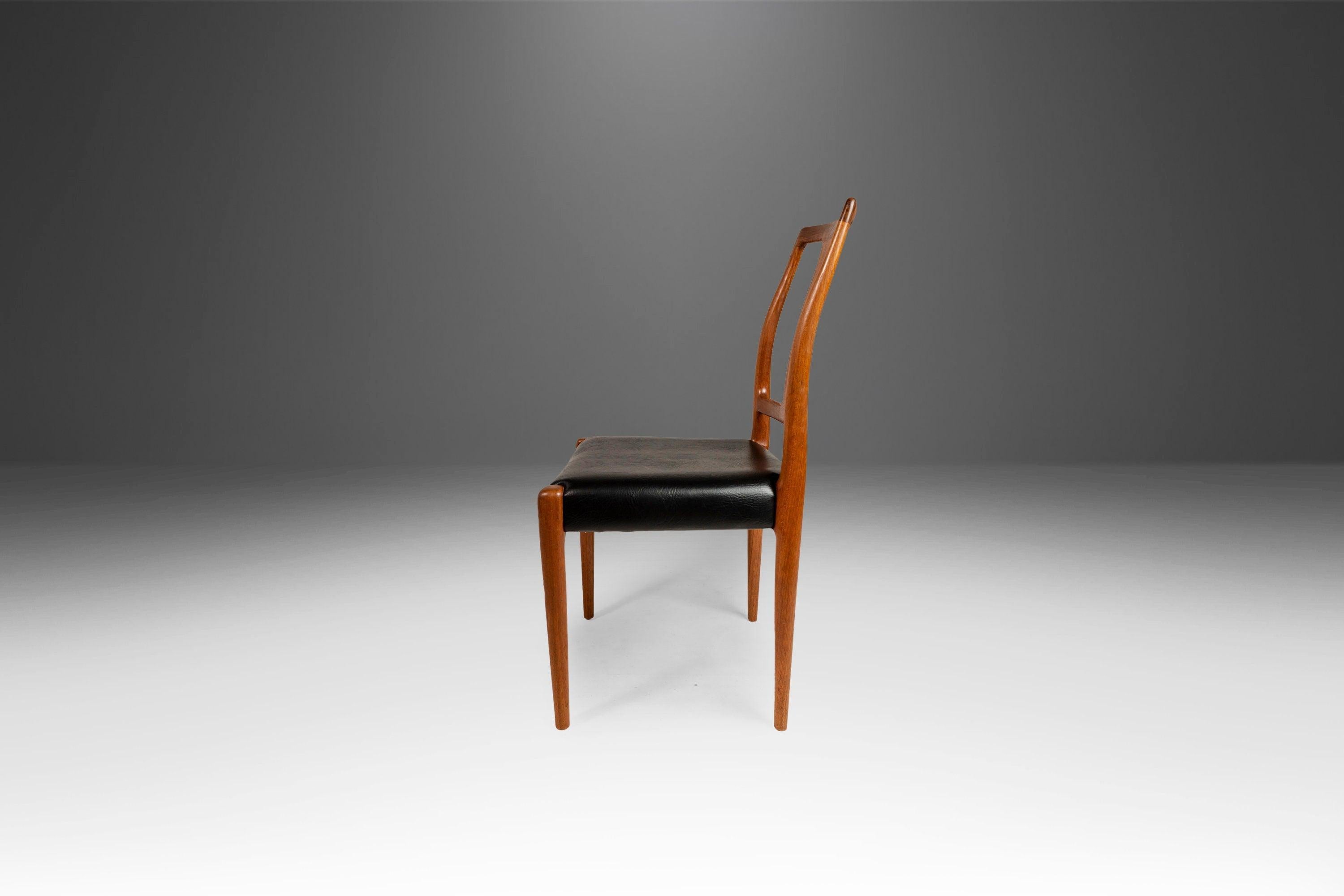 Singaporiano Set di quattro sedie da pranzo in teak '4' di D-SCAN appena imbottite, anni '70 ca. in vendita