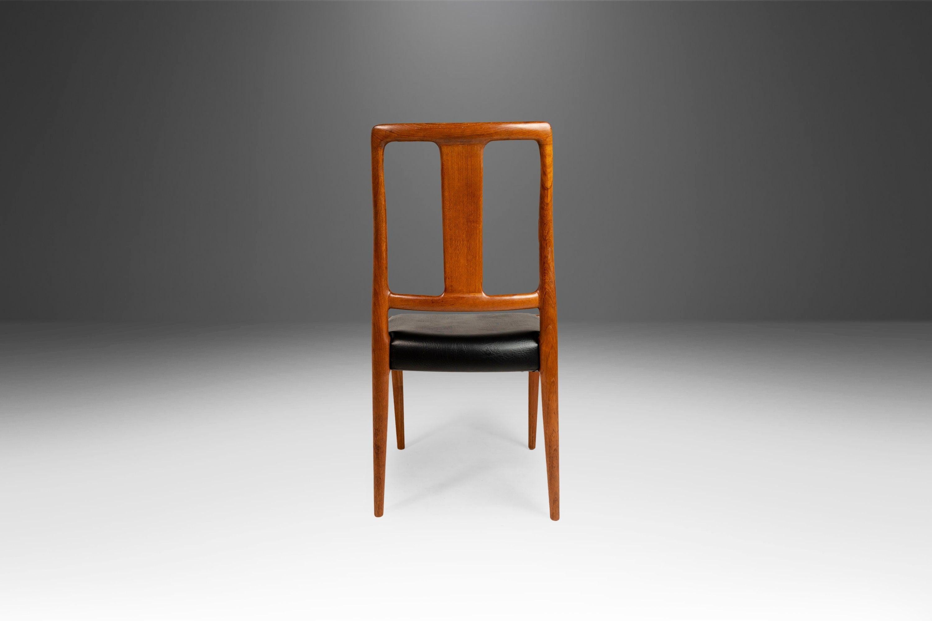 Fine XX secolo Set di quattro sedie da pranzo in teak '4' di D-SCAN appena imbottite, anni '70 ca. in vendita