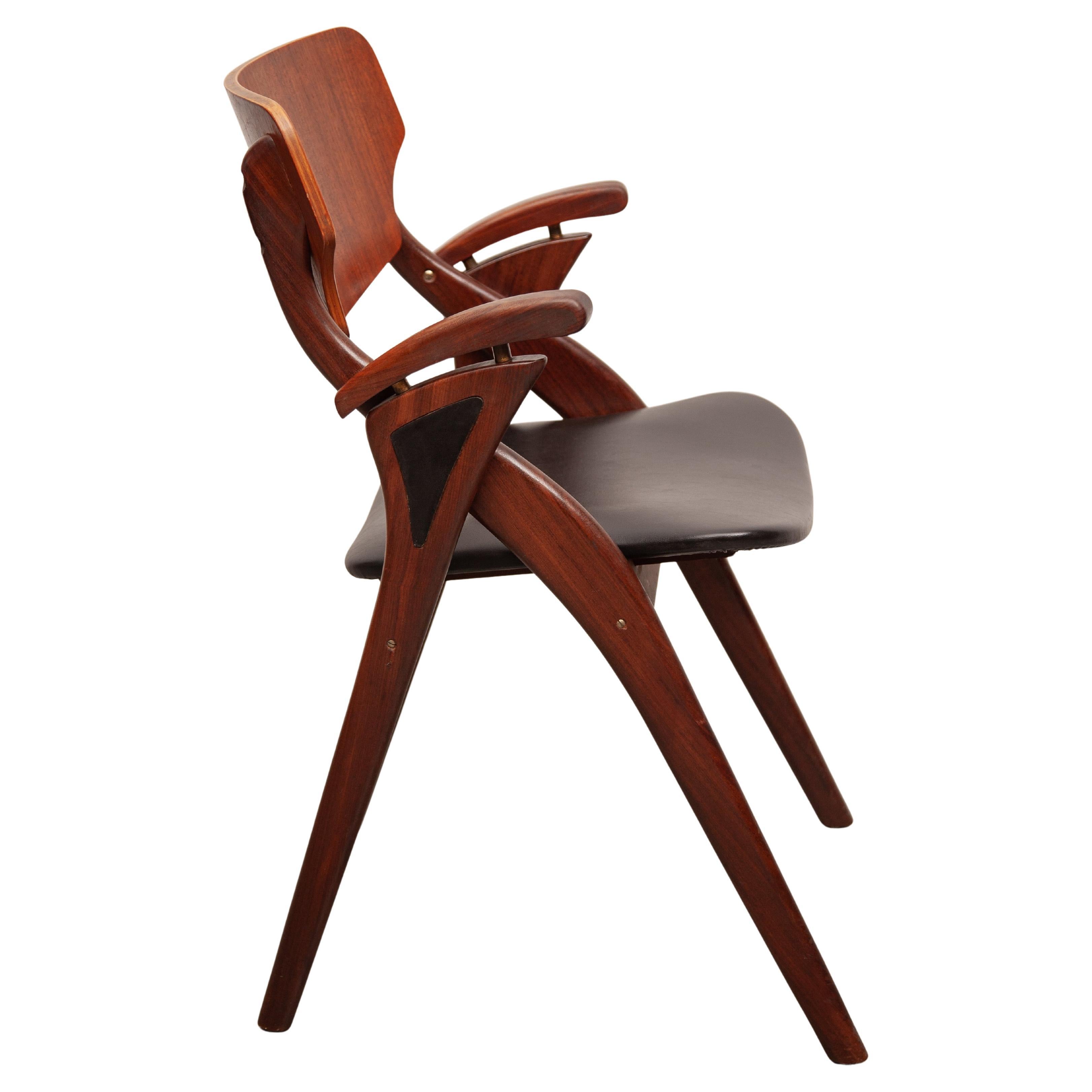 Bellissimo set di quattro poltrone in teak massiccio dal design potente e artigianale, rifinite con una seduta in pelle nera e dettagli in ottone. Disegnato dal designer danese Arne Hovmand-Olsen, anni '60. Le sedie possono essere utilizzate anche