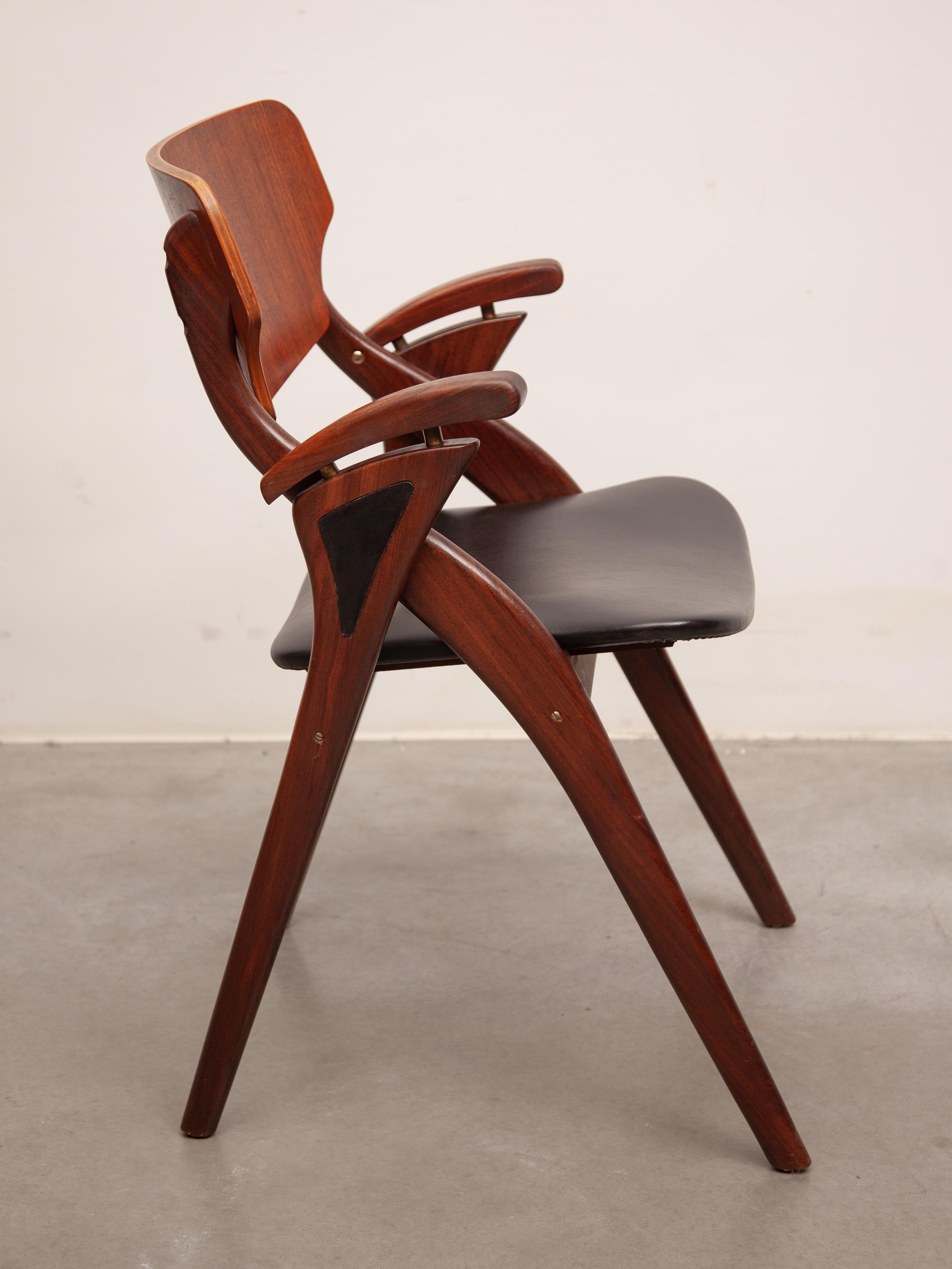 Fatto a mano Set di quattro poltrone da pranzo Arne Hovmand-Olsen degli anni '60. in vendita