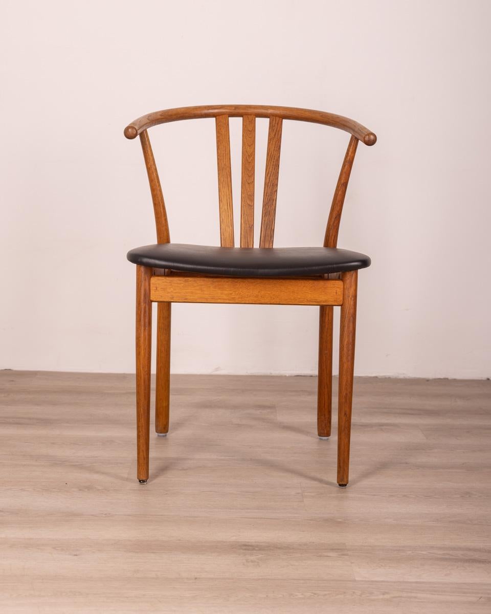 Set of four chairs with oak structure and black leather seat, Danish design, 1960s.

Conditions: In good condition, it may show signs of wear given by time.
Dimensions: Height 79 cm; Width 54 cm; Length 53 cm
Materials: Wood and leather
Year Of