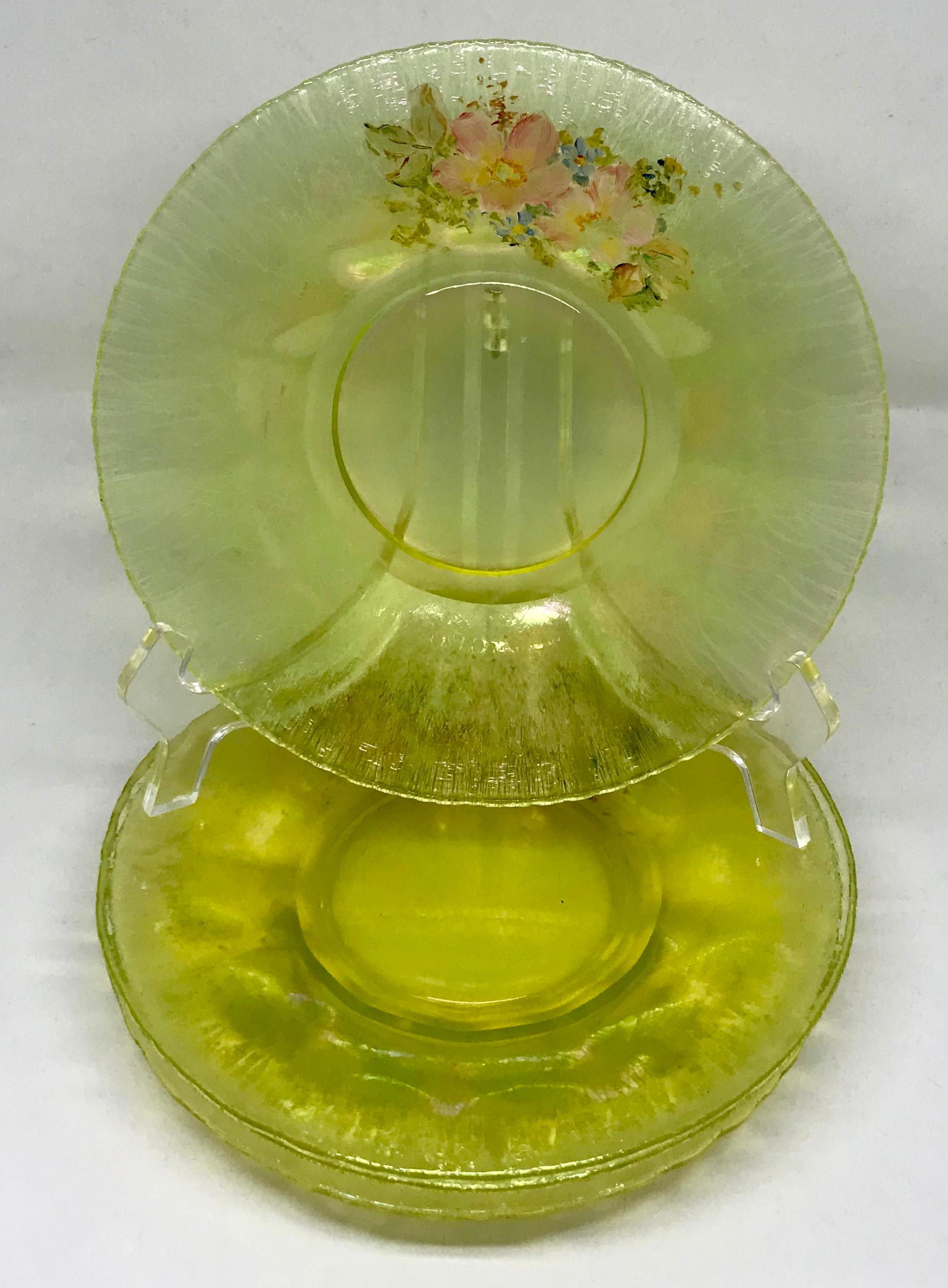 Ensemble de quatre assiettes en verre à fleurs vert acide. Quatre assiettes en verre peint à la main, vert acide, iridescent et à bord ondulé, États-Unis, début du 20e siècle
Dimensions : 7.63
