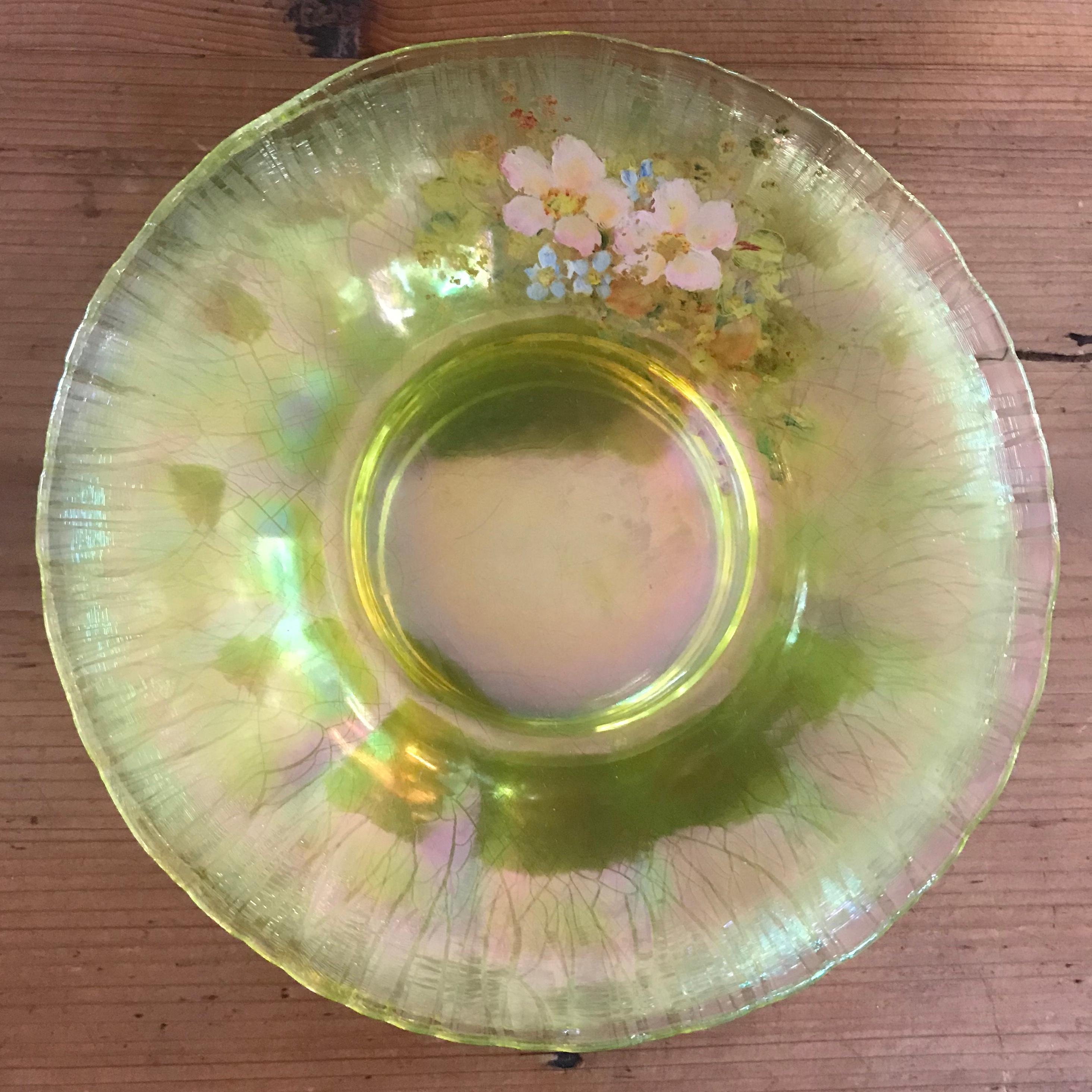 Américain Lot de quatre assiettes en verre à motif floral vert acide en vente