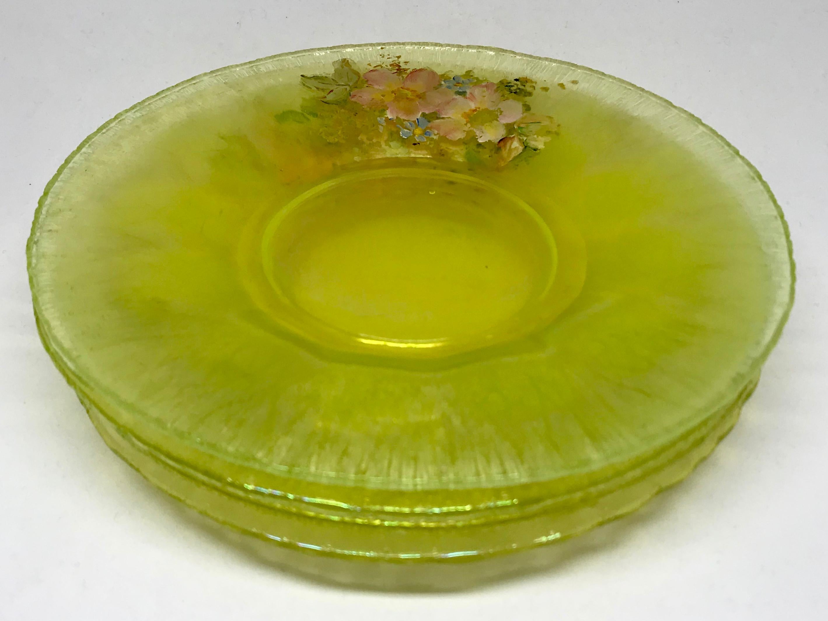 Lot de quatre assiettes en verre à motif floral vert acide Bon état - En vente à New York, NY