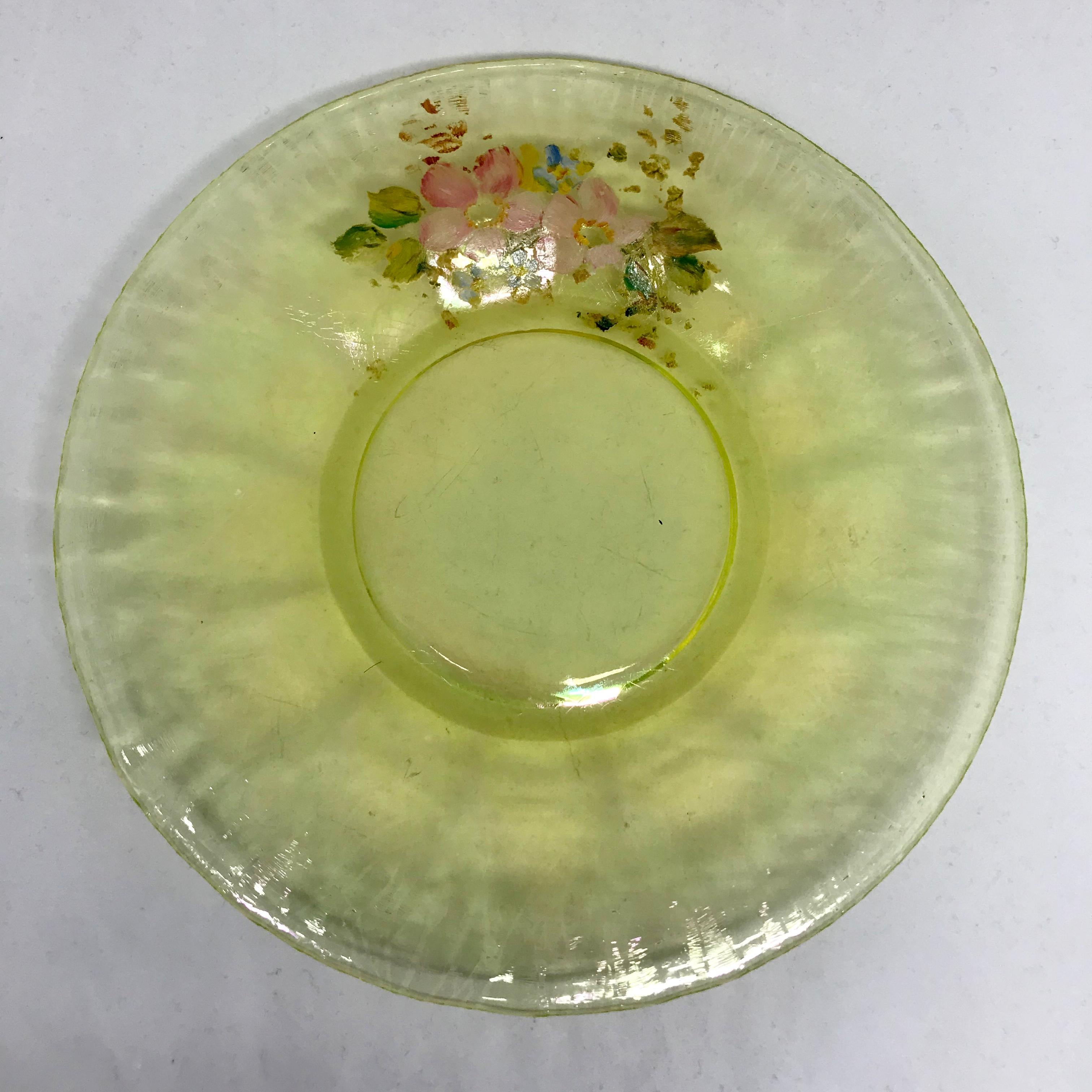 XIXe siècle Lot de quatre assiettes en verre à motif floral vert acide en vente
