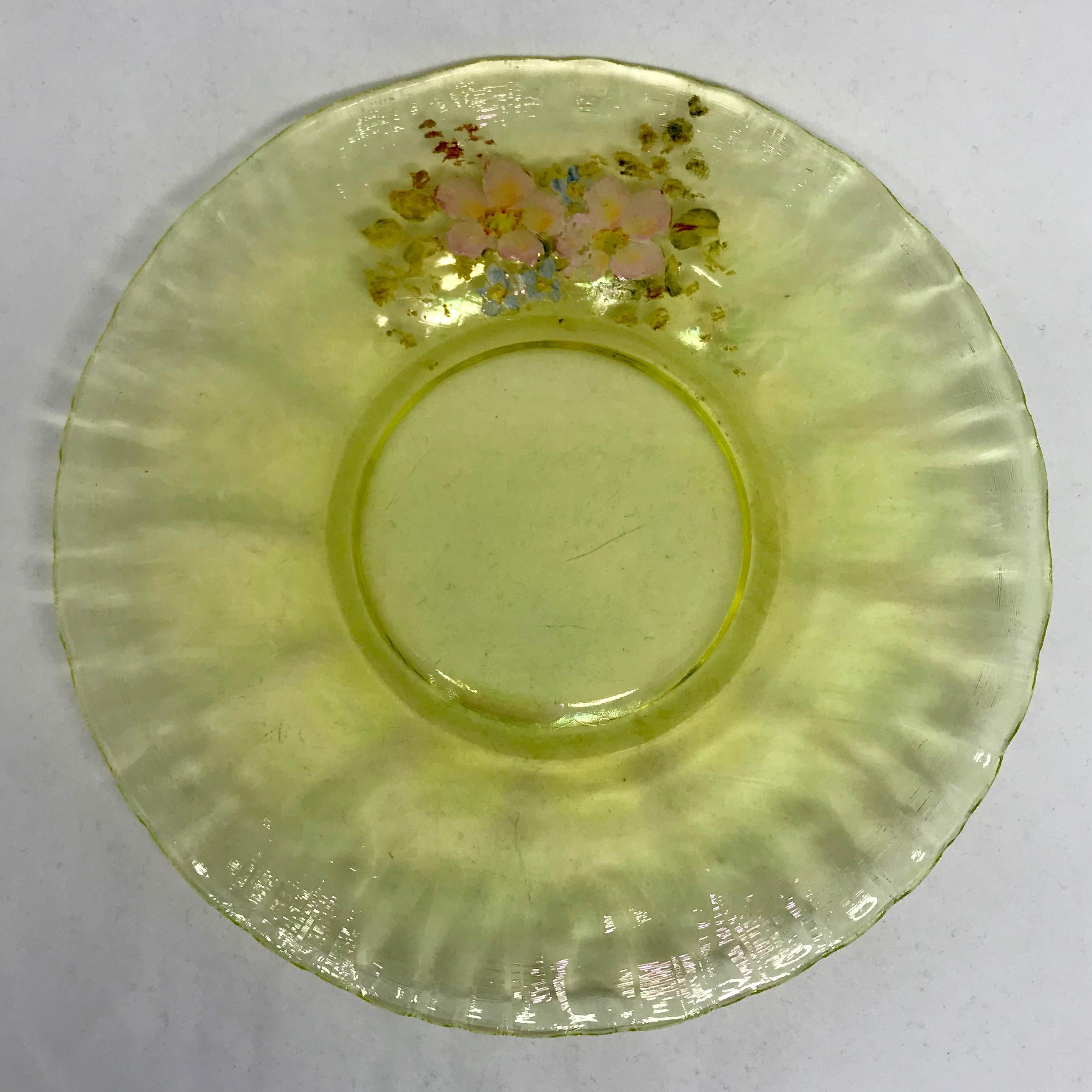 Lot de quatre assiettes en verre à motif floral vert acide en vente 1