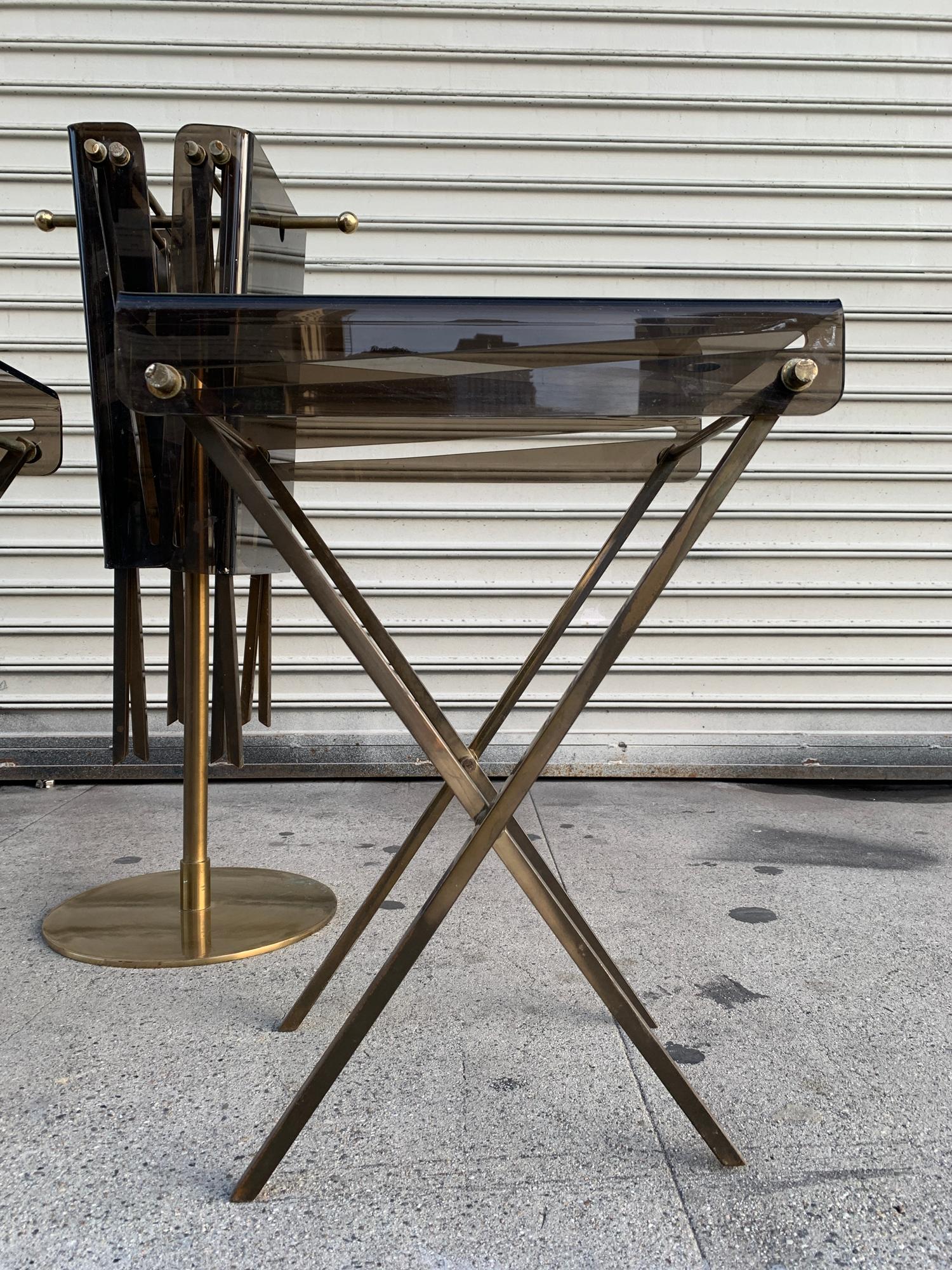 Mid-Century moderno Set di quattro vassoi da portata in acrilico e ottone con supporto di Charles Hollis Jones in vendita