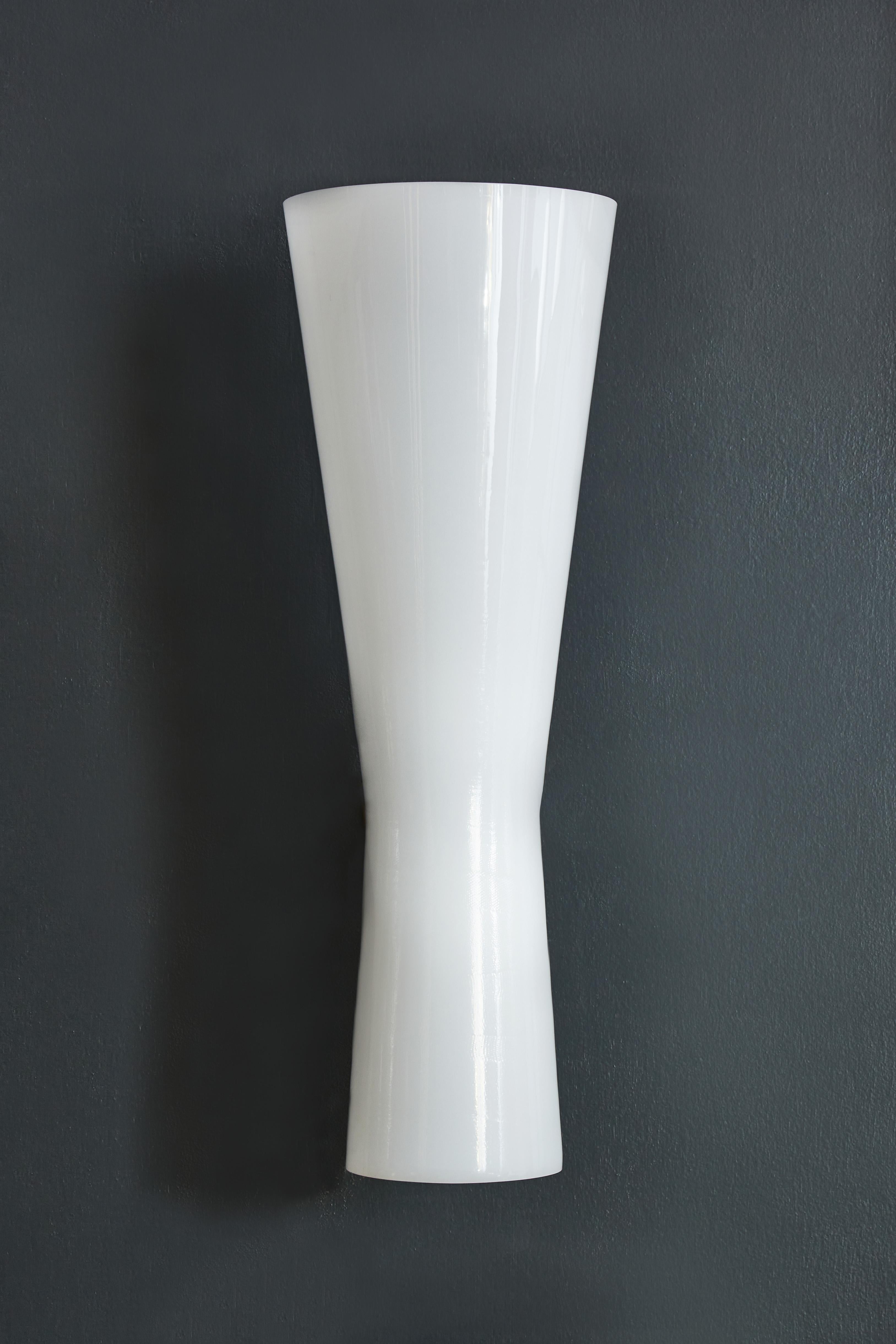 Svedese Coppia di lampade da parete a cono svedese in acrilico e ottone in vendita