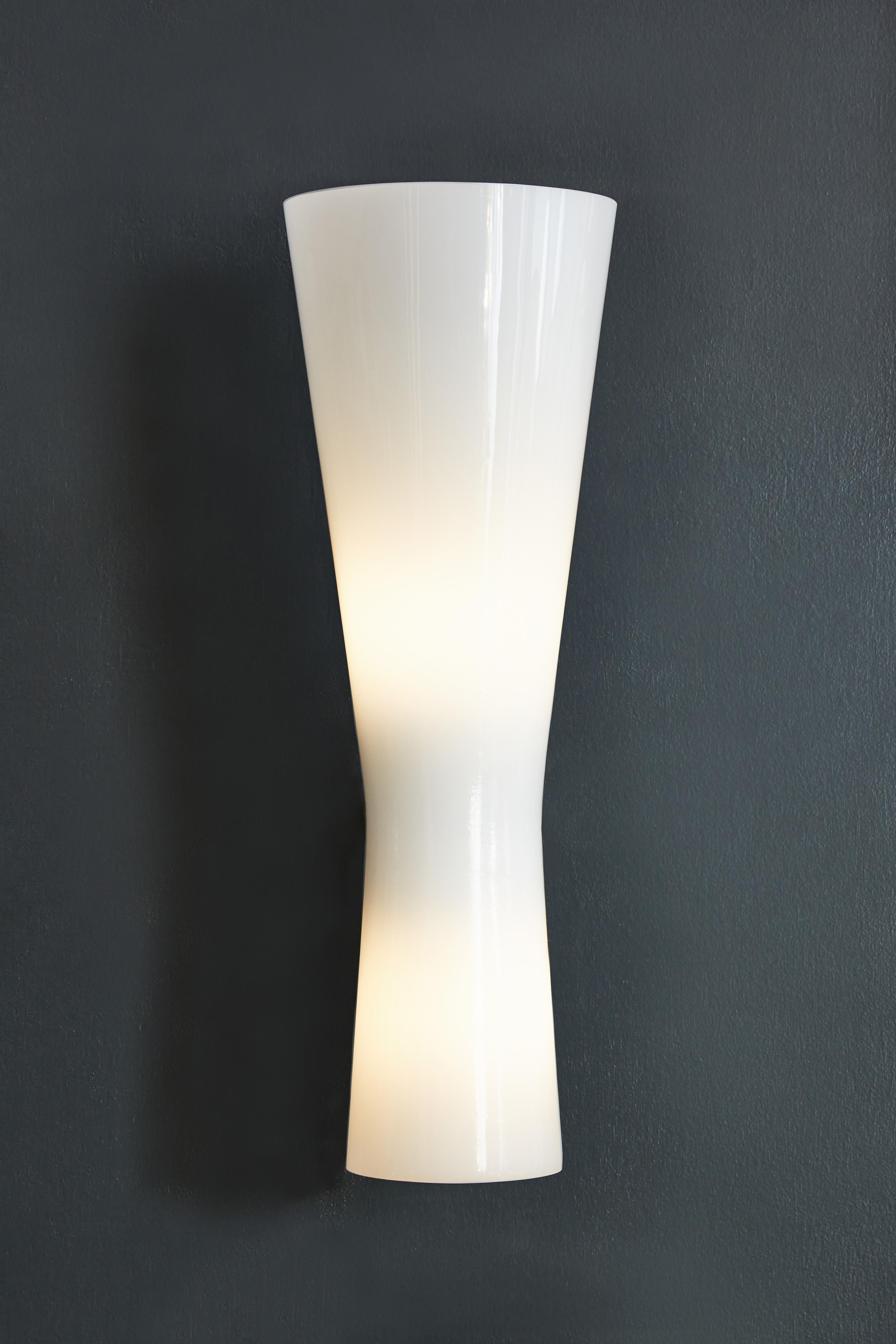 Coppia di lampade da parete a cono svedese in acrilico e ottone In condizioni buone in vendita a Saint-Ouen, IDF