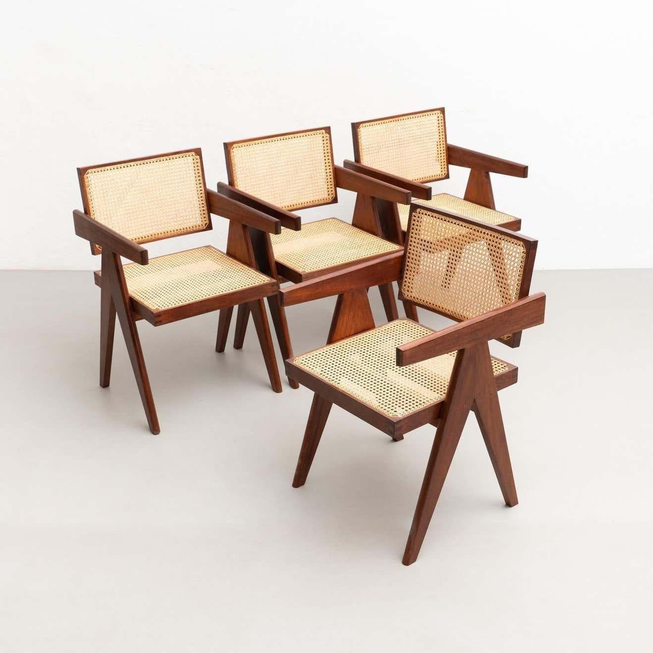 Ensemble de quatre chaises de bureau du Capitole 051 d'après Pierre Jeanneret en vente 9