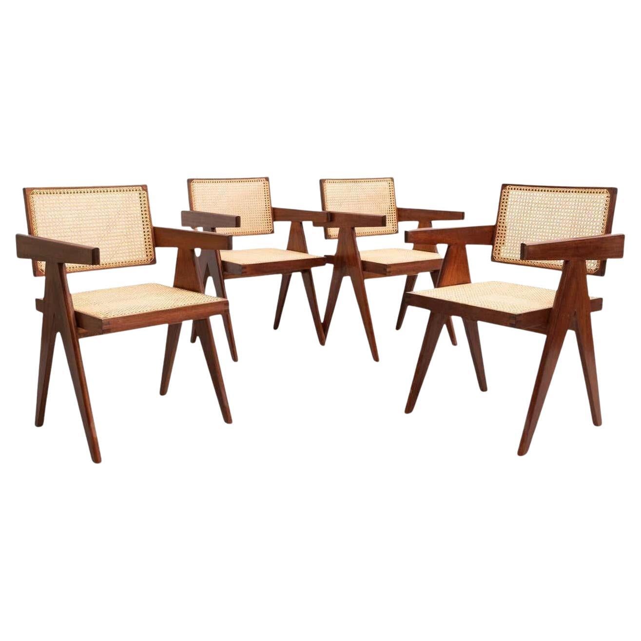 Ensemble de quatre chaises de bureau d'après Pierre Jeanneret 051 Capitol Complex - Un hommage époustouflant au design moderne du milieu du siècle dernier

Entrez dans le monde du modernisme emblématique avec cet exceptionnel ensemble de quatre