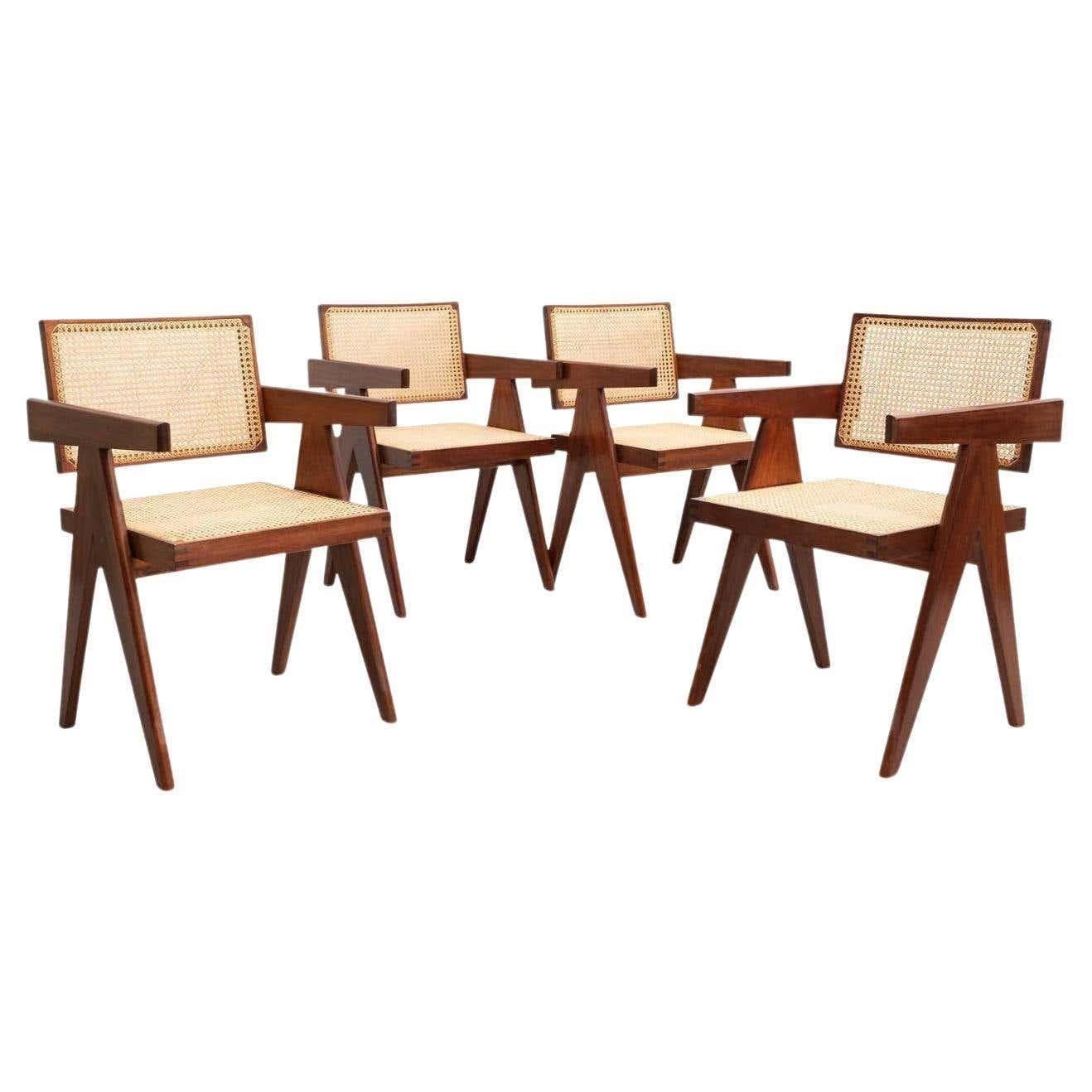 Mid-Century Modern Ensemble de quatre chaises de bureau du Capitole 051 d'après Pierre Jeanneret en vente