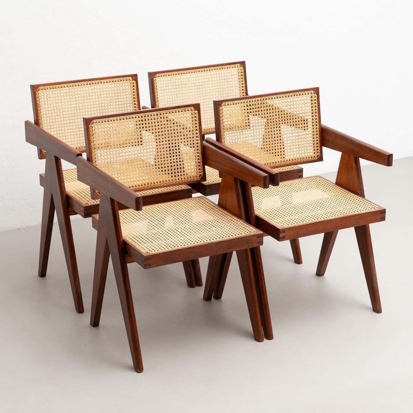 Français Ensemble de quatre chaises de bureau du Capitole 051 d'après Pierre Jeanneret en vente