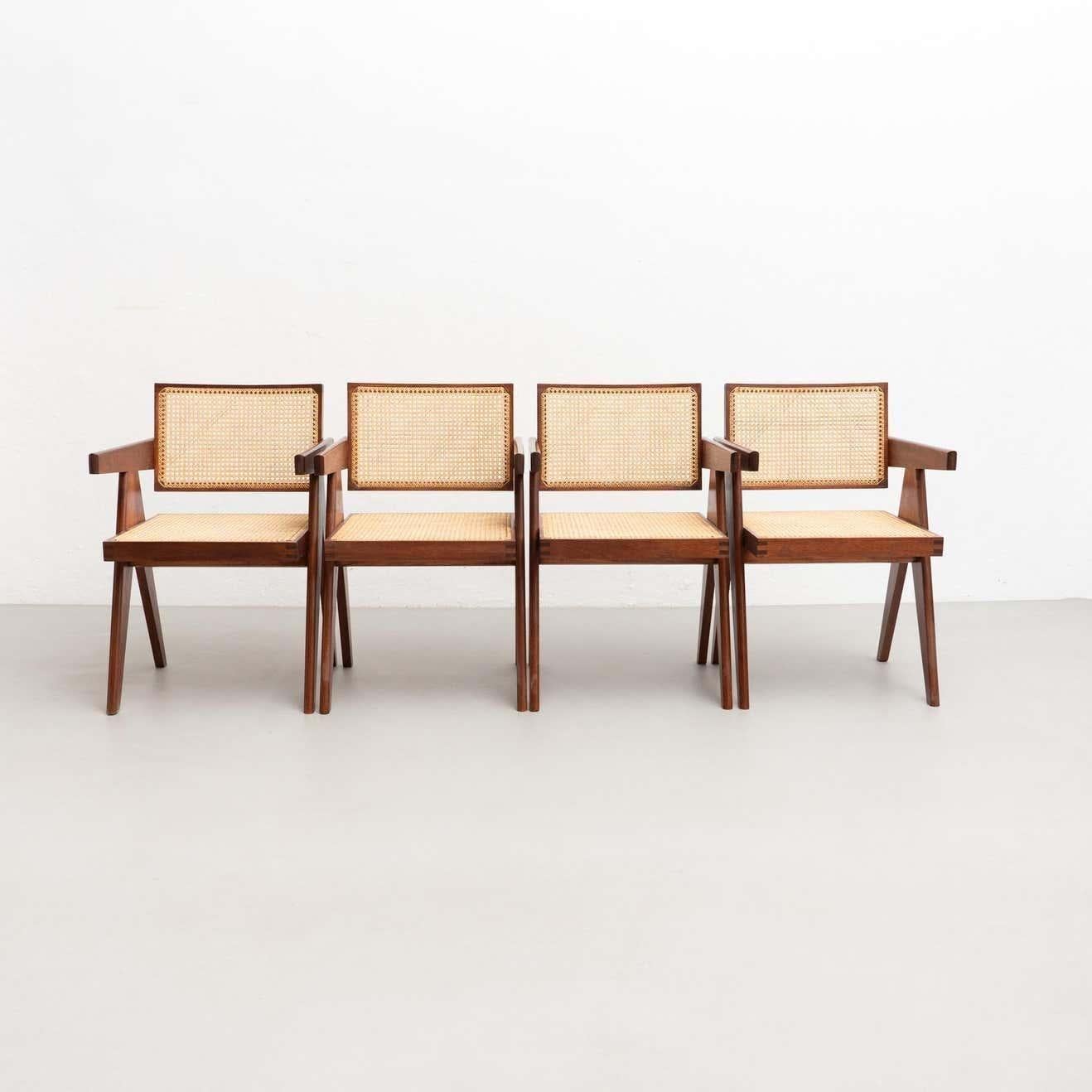 Ensemble de quatre chaises de bureau du Capitole 051 d'après Pierre Jeanneret Bon état - En vente à Barcelona, Barcelona