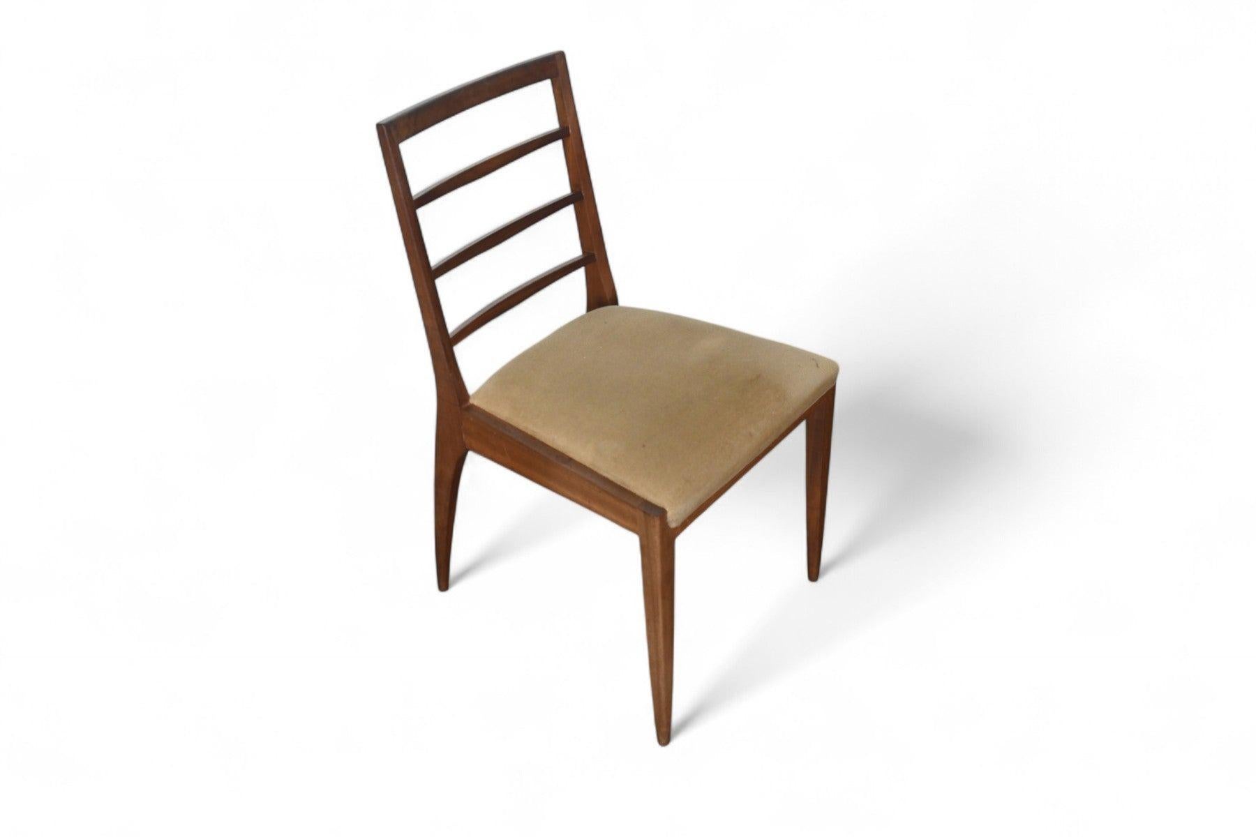 Ensemble de quatre H. Chaises de salle à manger McIntosh en noyer Bon état - En vente à Berkeley, CA