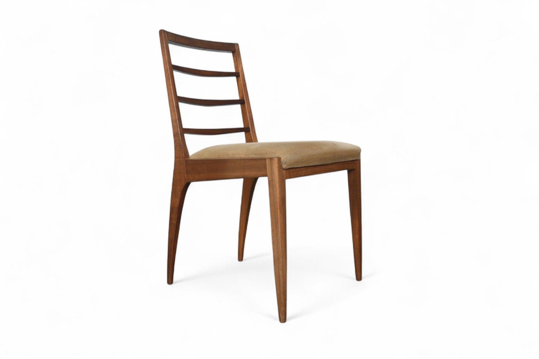 20ième siècle Ensemble de quatre H. Chaises de salle à manger McIntosh en noyer en vente