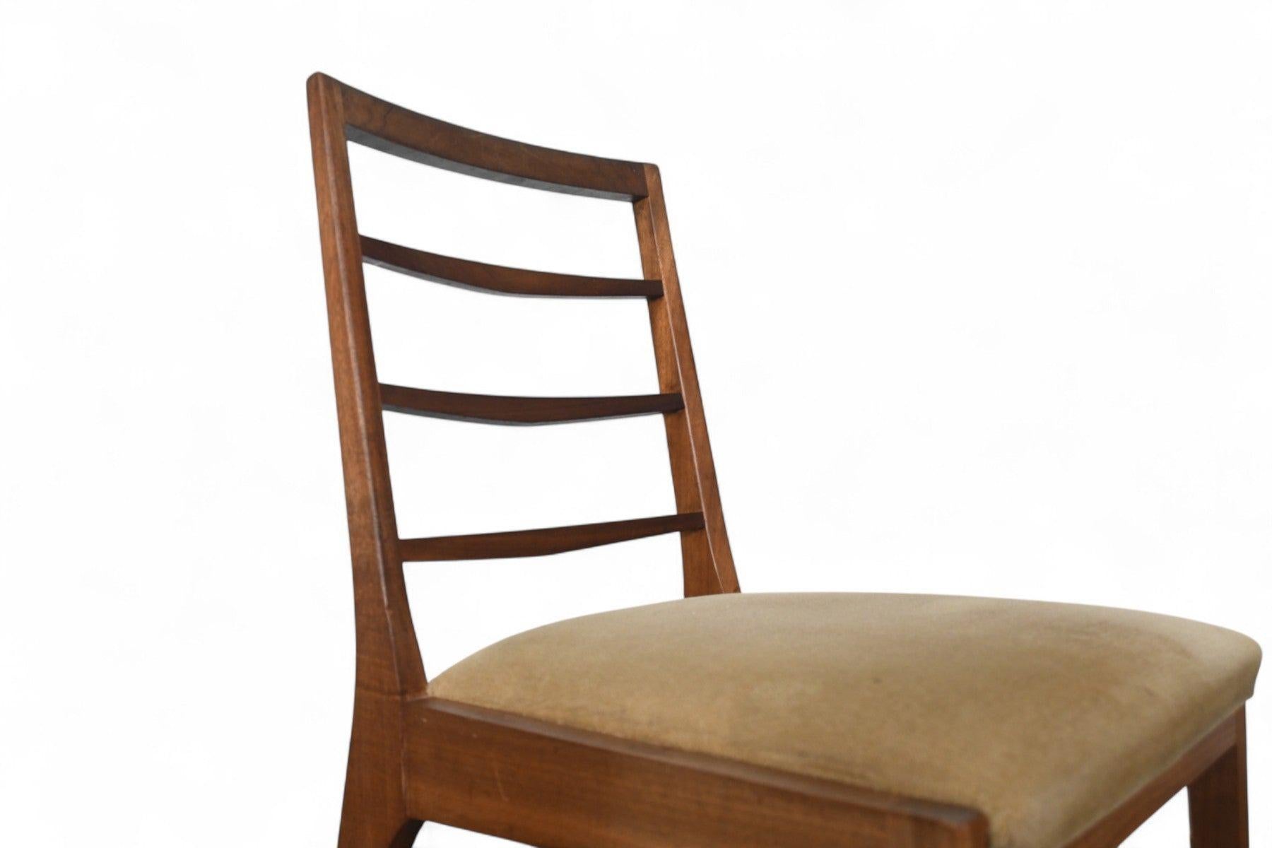 Noyer Ensemble de quatre H. Chaises de salle à manger McIntosh en noyer en vente