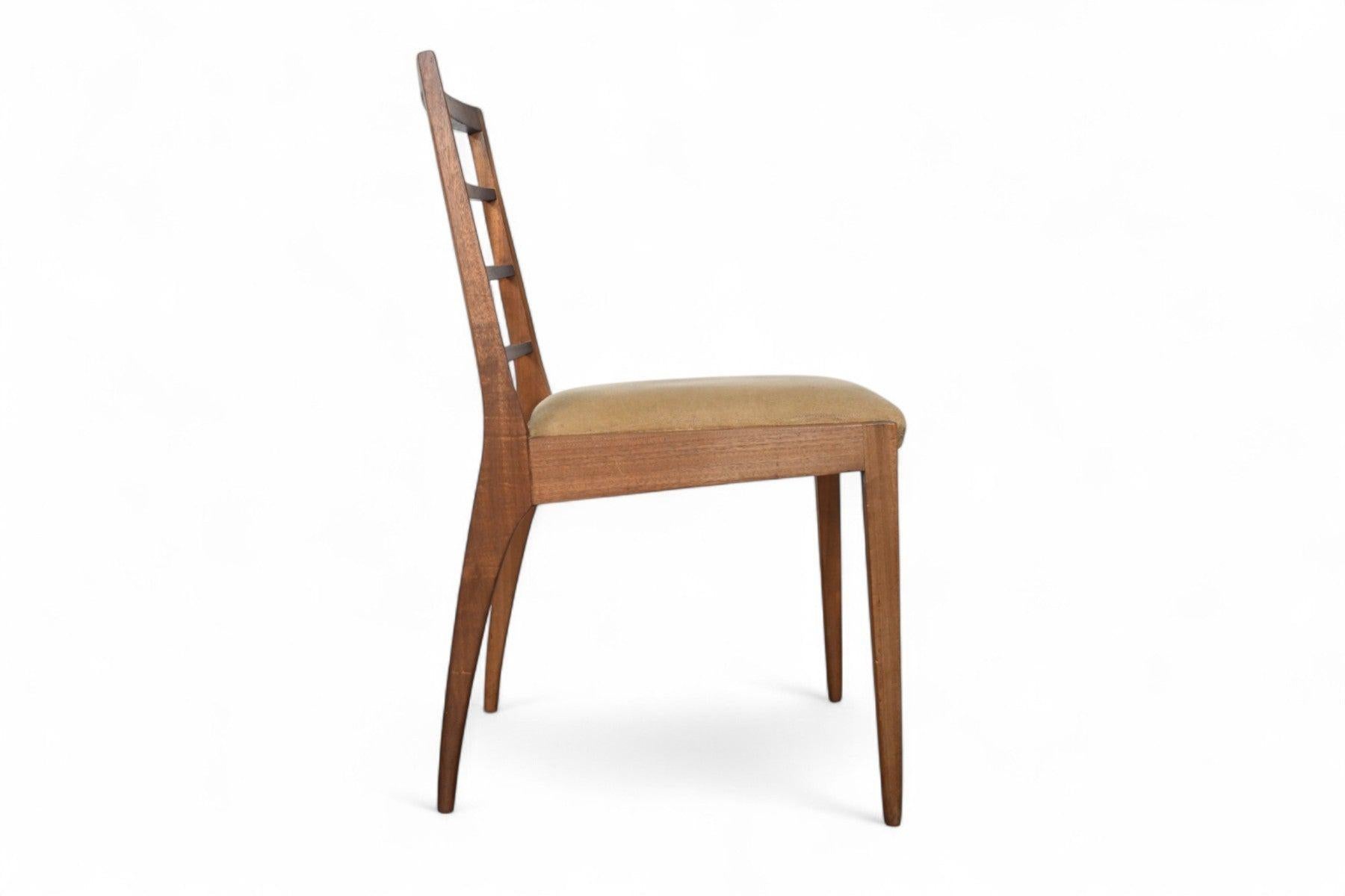 Ensemble de quatre H. Chaises de salle à manger McIntosh en noyer en vente 1