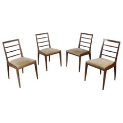 Ensemble de quatre H. Chaises de salle à manger McIntosh en noyer