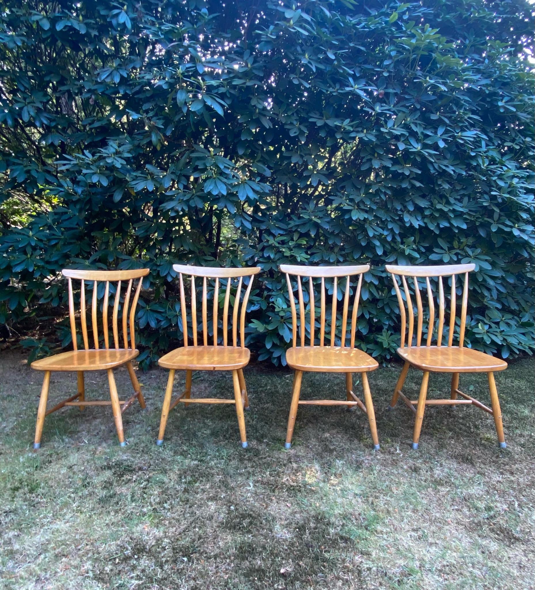Merveilleux ensemble de quatre chaises à pinces scandinaves Conçu par Bengt Akerblom et Gunnar Eklöf. Les chaises sont dotées d'une base en hêtre et sont en bon état, avec une usure conforme à l'âge et à l'utilisation (voir : Images). Quelques