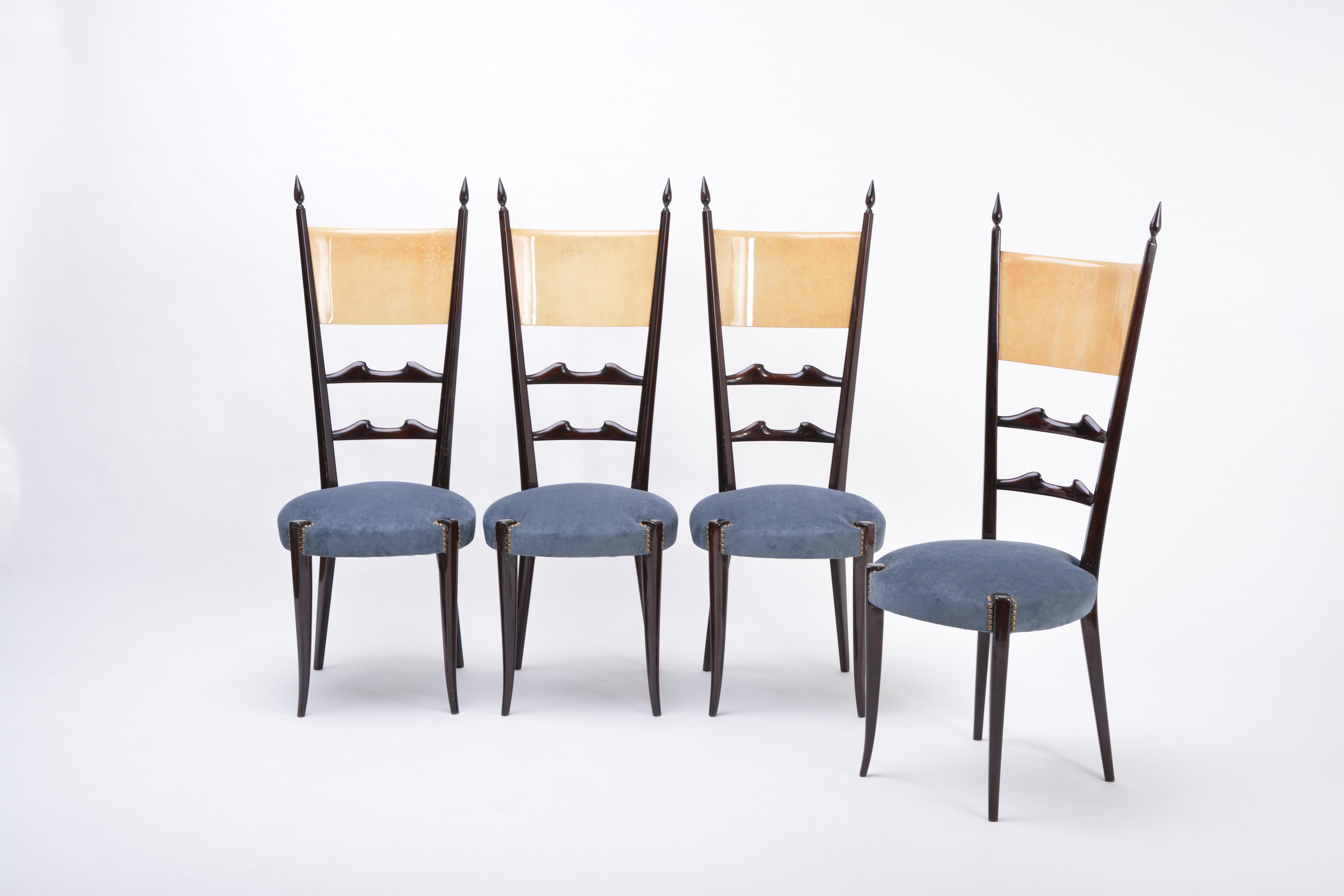 Set aus vier italienischen Mid-Century-Modern-Esszimmerstühlen mit hoher Rückenlehne von Aldo Tura (Hollywood Regency) im Angebot