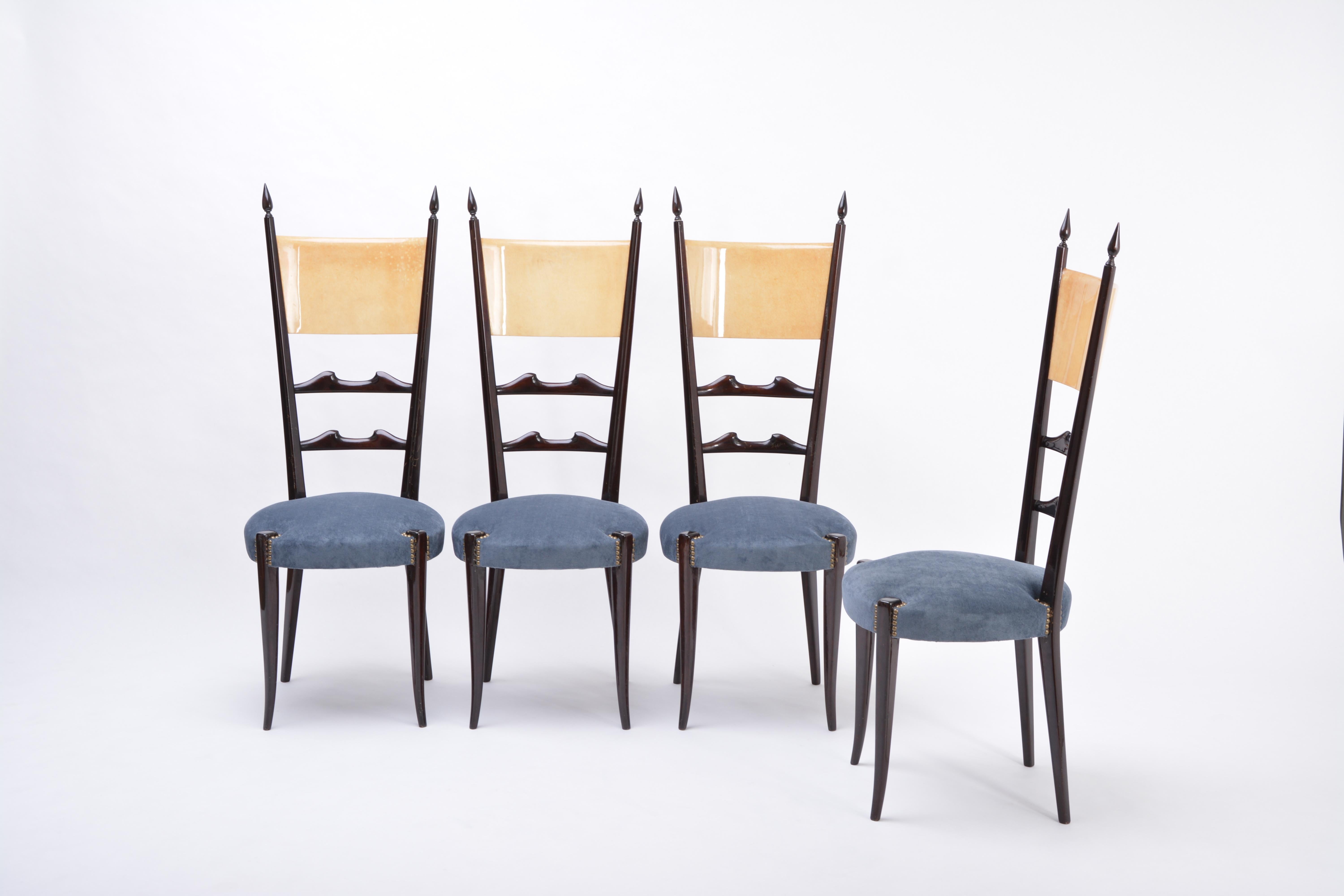 Set aus vier italienischen Mid-Century-Modern-Esszimmerstühlen mit hoher Rückenlehne von Aldo Tura (Italienisch) im Angebot