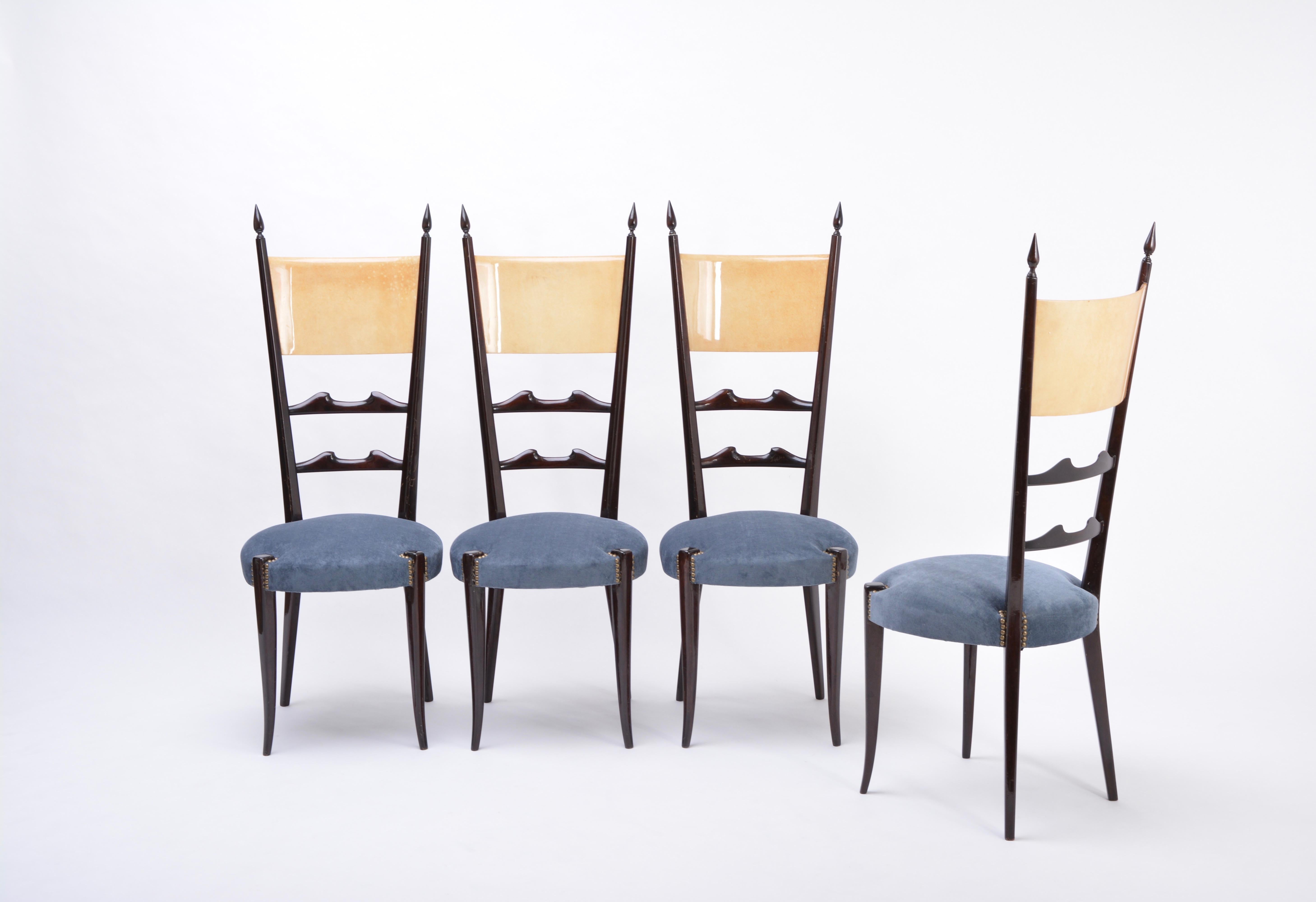 Ensemble de quatre chaises de salle à manger italiennes à haut dossier, de style mi-siècle moderne, par Aldo Tura Bon état - En vente à Berlin, DE