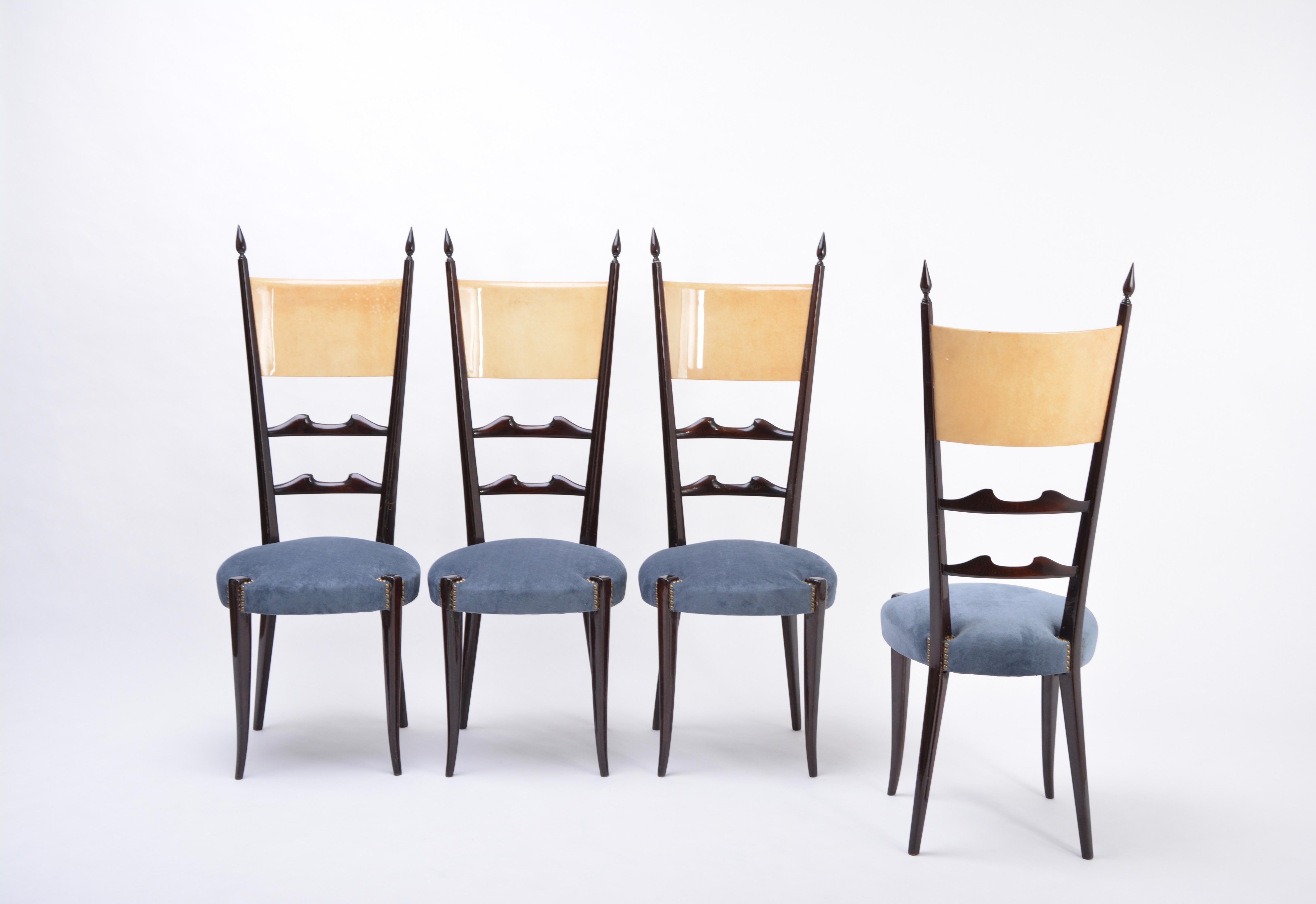 Set aus vier italienischen Mid-Century-Modern-Esszimmerstühlen mit hoher Rückenlehne von Aldo Tura im Zustand „Gut“ im Angebot in Berlin, DE