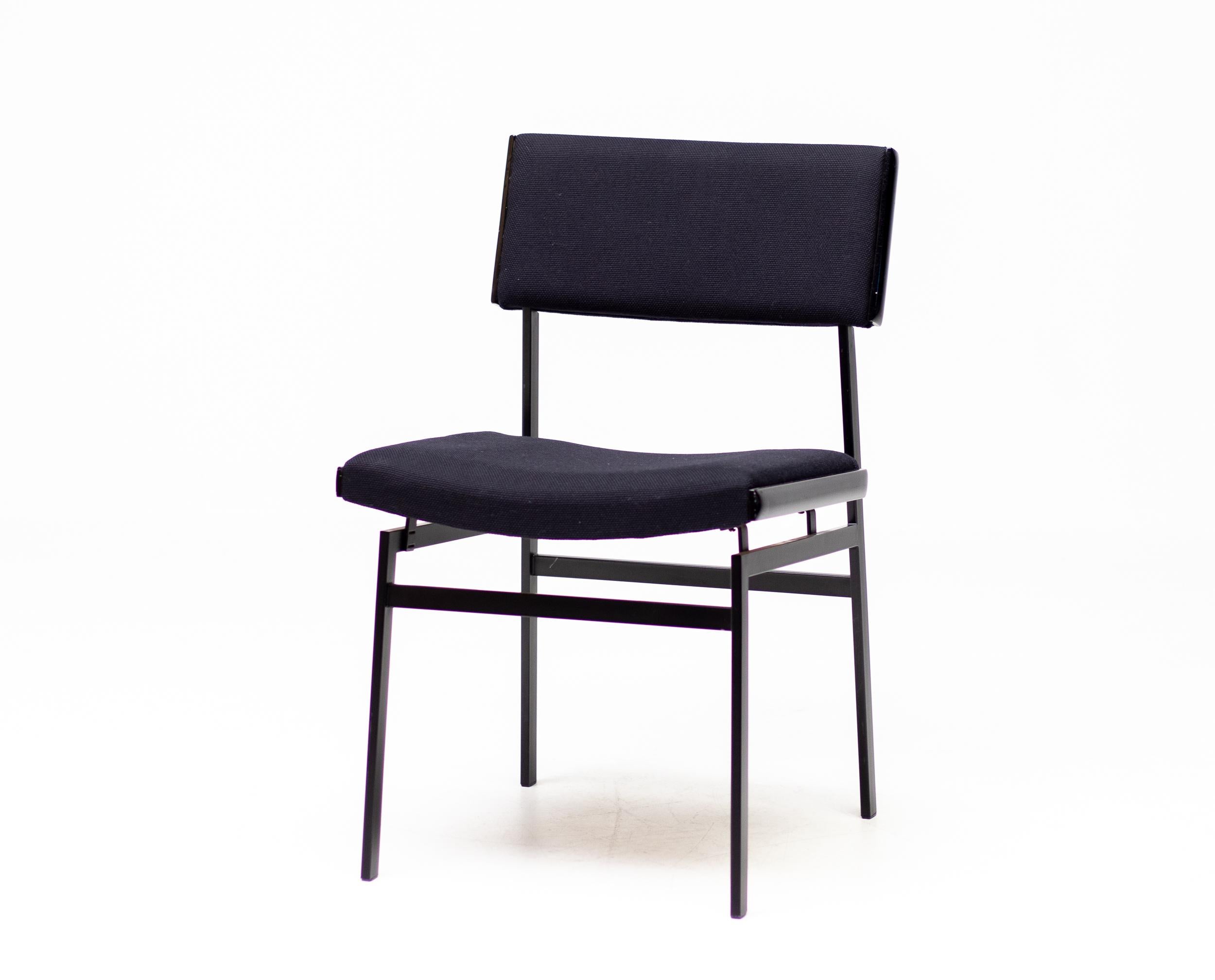 Set di 4 sedie architettoniche del Mid-Century Modern realizzate nei Paesi Bassi da Hulmefa.
I mobili olandesi del Mid-Century Modern sono definiti da caratteristiche di semplicità e funzionalità nel contesto della produzione industriale e dalla
