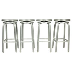 Ensemble de quatre tabourets de bar en aluminium avec sièges pivotants
