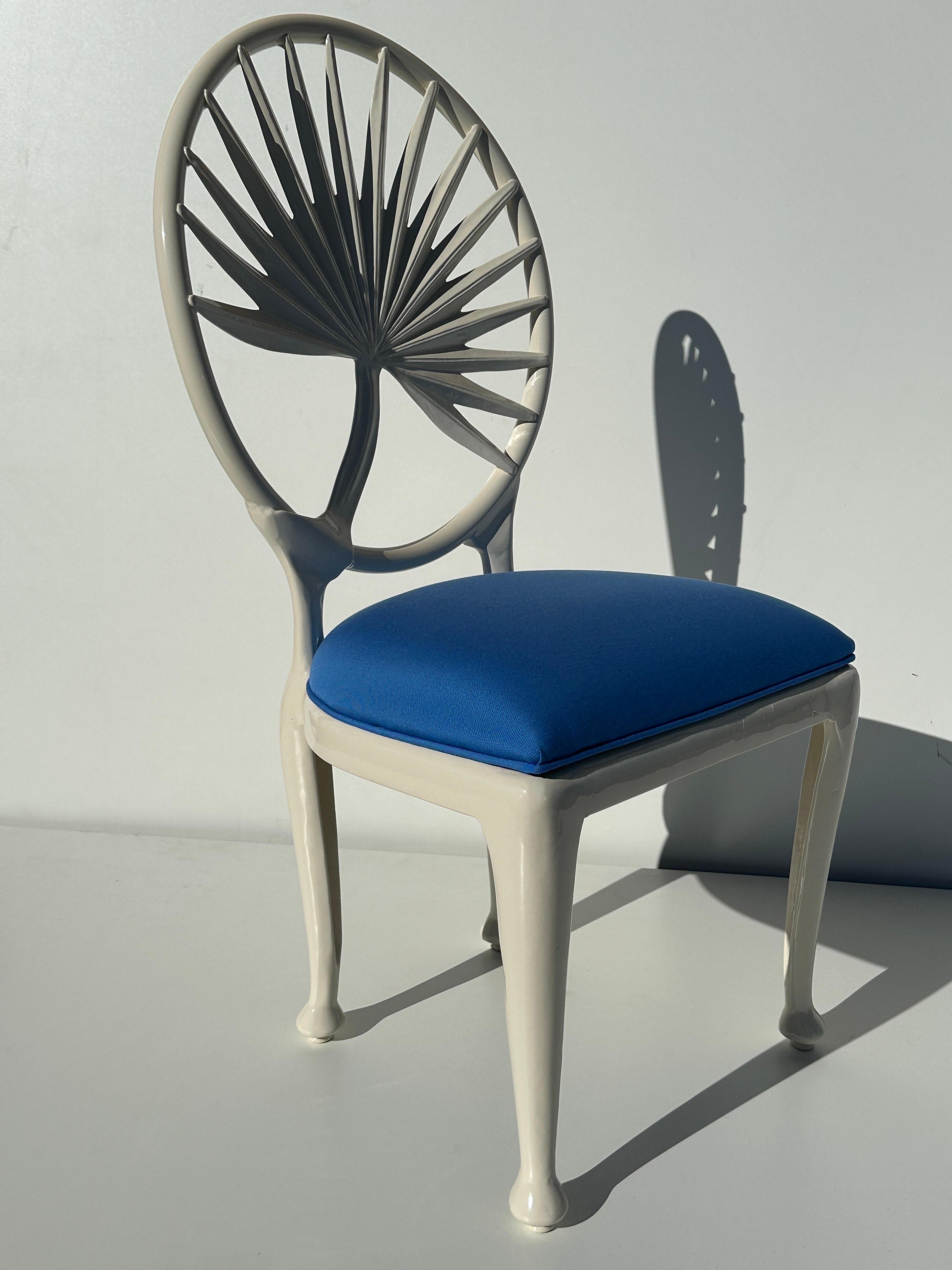 Ensemble de quatre chaises en aluminium à motif de feuilles de palmier en vente 4