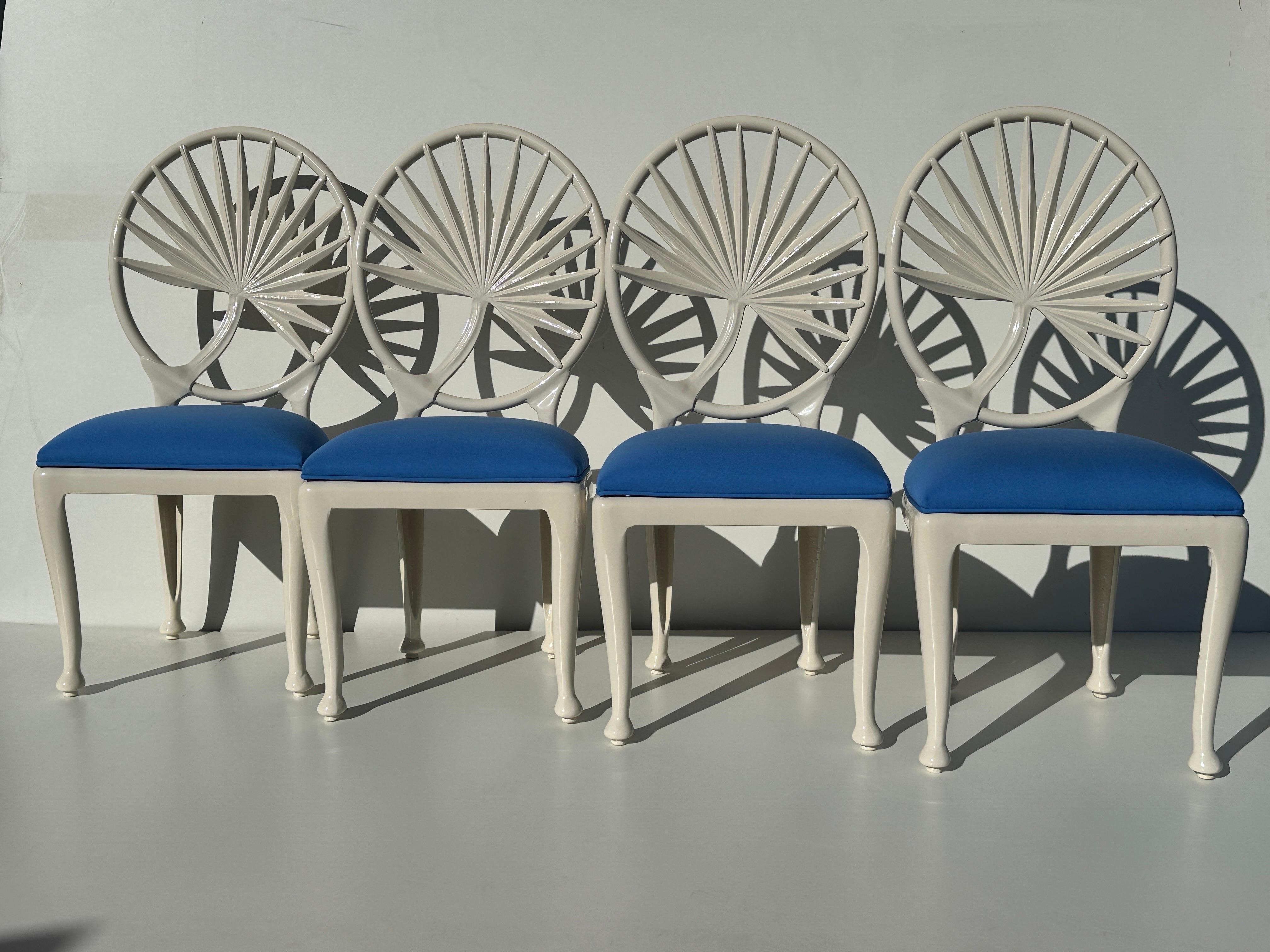 Satz von vier Aluminium-Gartenstühlen in hellcremefarbener Pulverbeschichtung mit Palmblattdesign. Die Sitze sind mit einem blauen Outdoor-Stoff gepolstert, der wasserbeständig ist und leicht neu gepolstert werden kann, um Ihrem Designthema und