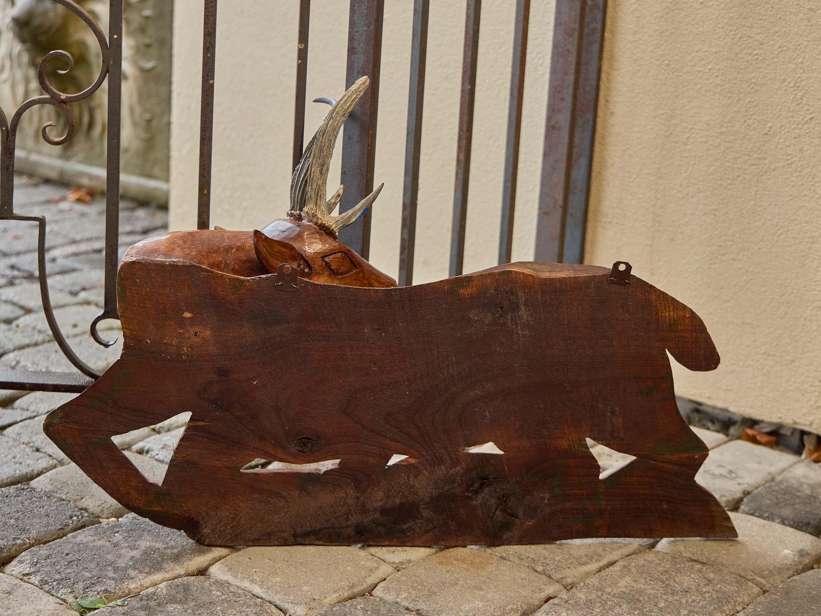 Ensemble de quatre panneaux en bois américain sculpté représentant des cerfs avec leurs bois, vers 1940 en vente 3