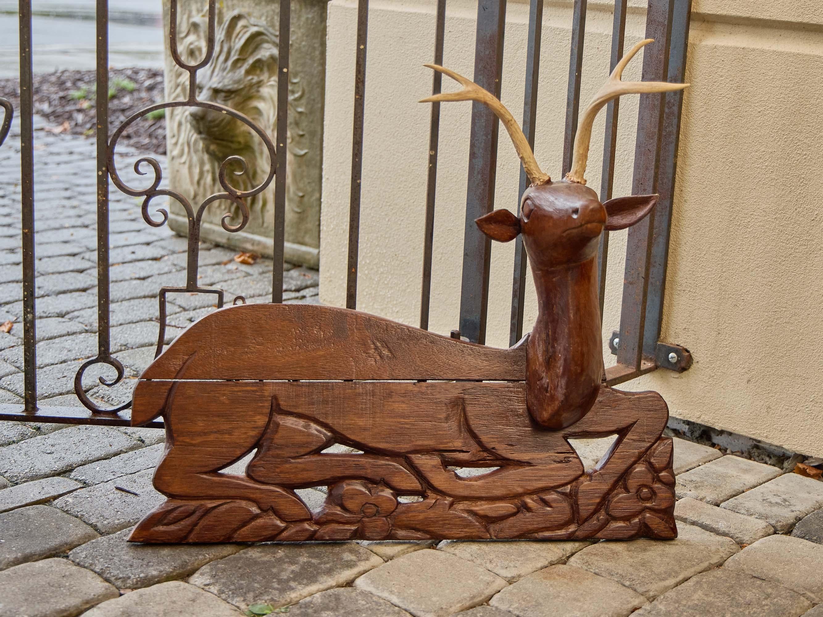 Ensemble de quatre panneaux en bois américain sculpté représentant des cerfs avec leurs bois, vers 1940 en vente 4