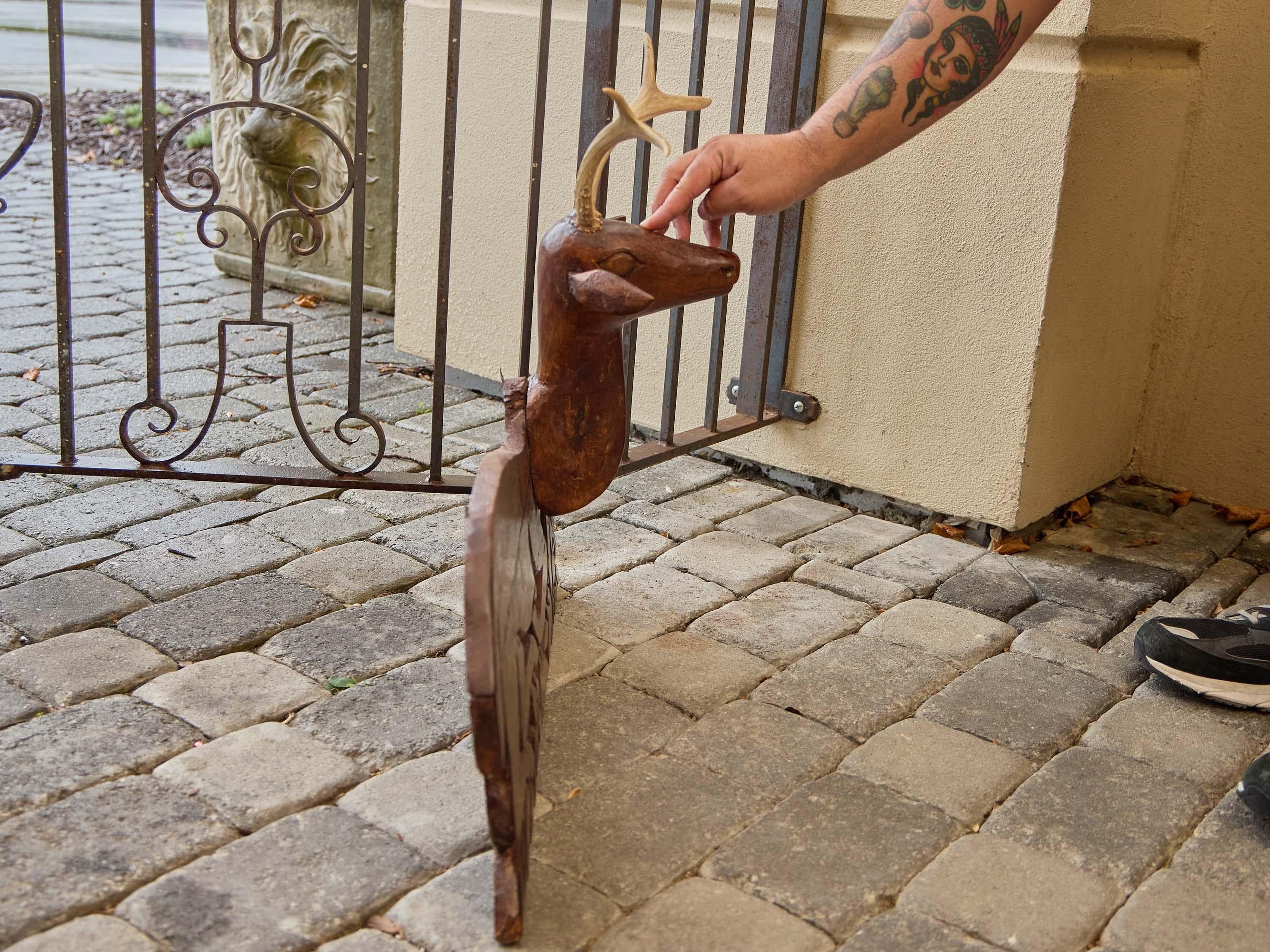Ensemble de quatre panneaux en bois américain sculpté représentant des cerfs avec leurs bois, vers 1940 en vente 5